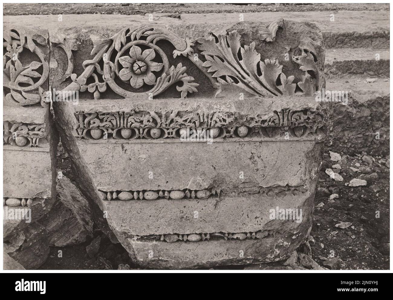 Unbekannter Fotograf, Strahlfragment in Baalbek (ohne dat.): Ansicht. Foto, 13,1 x 18,9 cm (einschließlich Scankanten) unbekannt. Fotograf : Gebälksfragment in Baalbek (ohne DAT.) Stockfoto