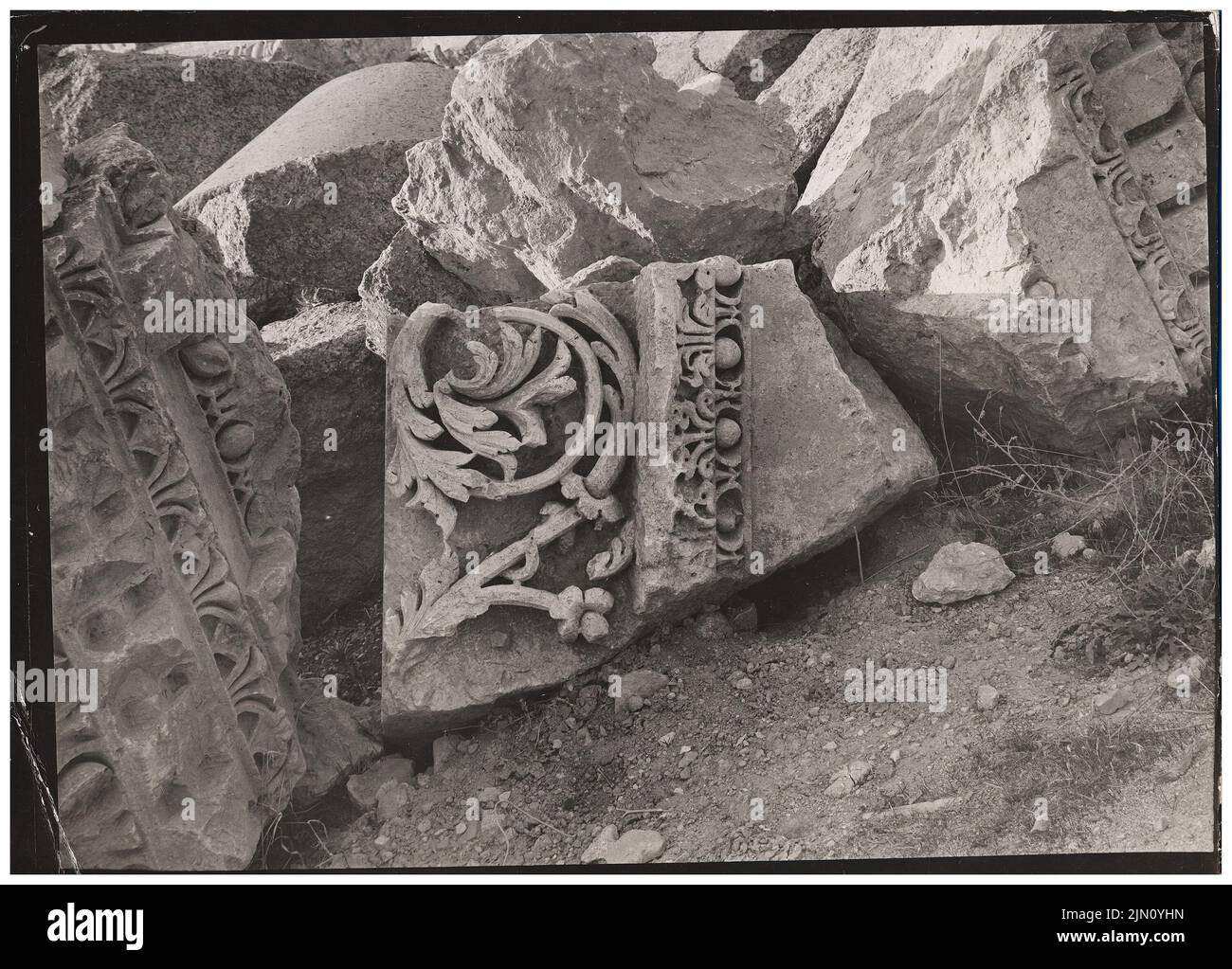 Unbekannter Fotograf, Strahlfragment in Baalbek (ohne dat.): Ansicht. Foto, 13 x 18,1 cm (einschließlich Scankanten) unbekannt. Fotograf : Gebälksfragment in Baalbek (ohne DAT.) Stockfoto