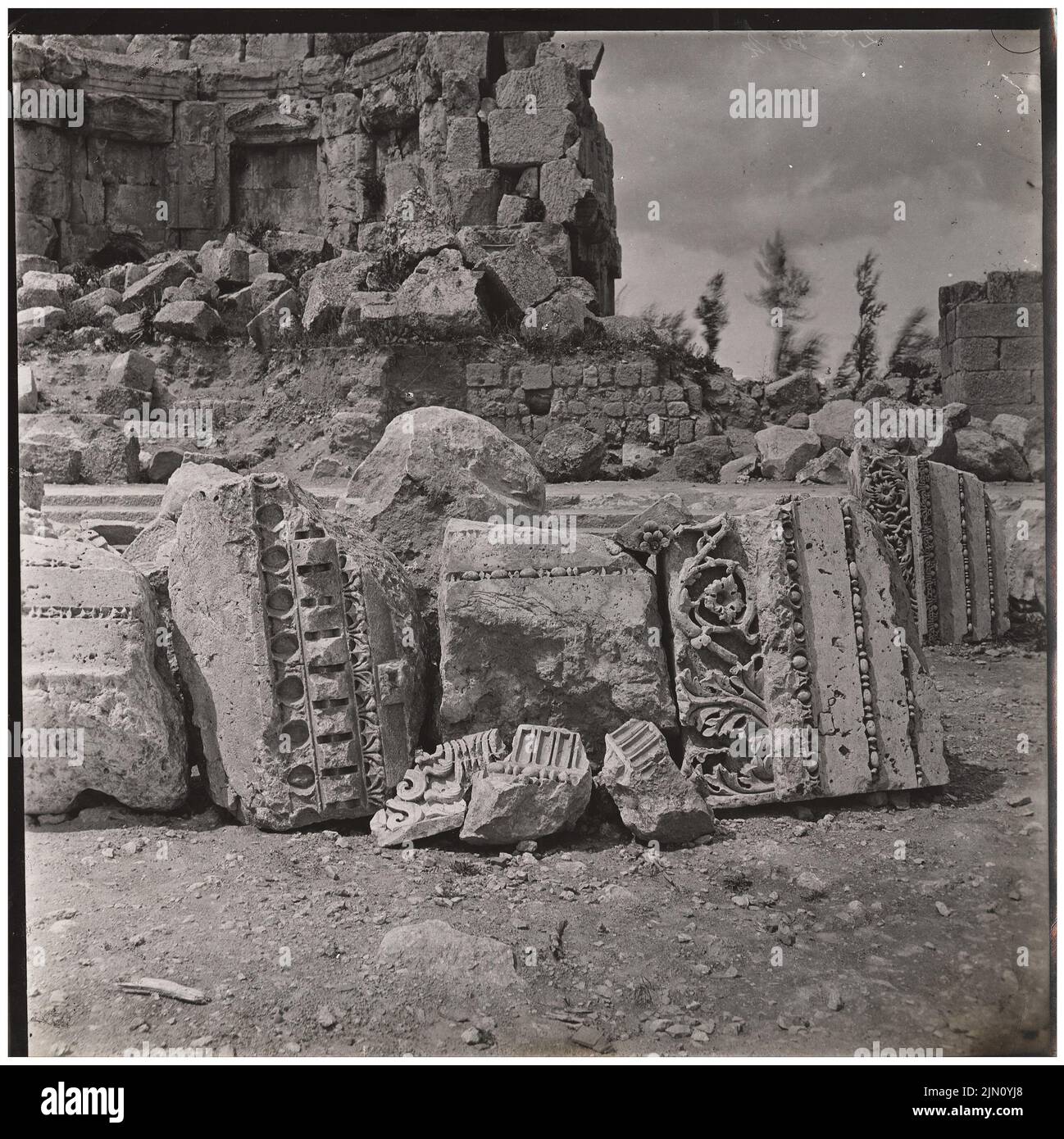 Unbekannter Fotograf, Strahlfragmente in Baalbek (ohne dat.): Ansicht. Foto, 19,8 x 19,8 cm (einschließlich Scankanten) unbekannt. Fotograf : Gebälkfragmente in Baalbek (ohne DAT.) Stockfoto