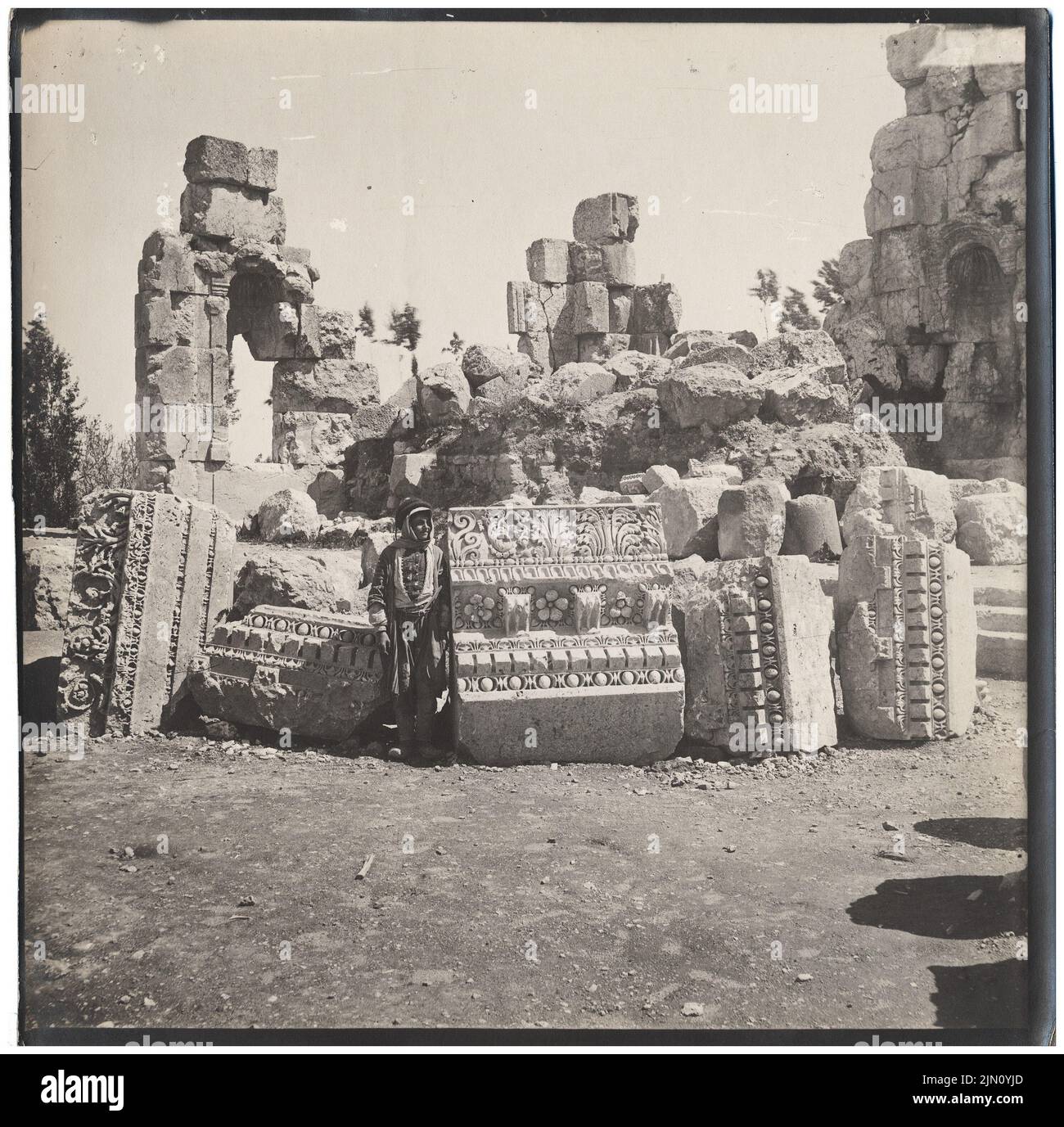 Unbekannter Fotograf, Strahlfragmente in Baalbek (ohne dat.): Ansicht. Foto, 20,1 x 20,2 cm (einschließlich Scankanten) unbekannt. Fotograf : Gebälkfragmente in Baalbek (ohne DAT.) Stockfoto