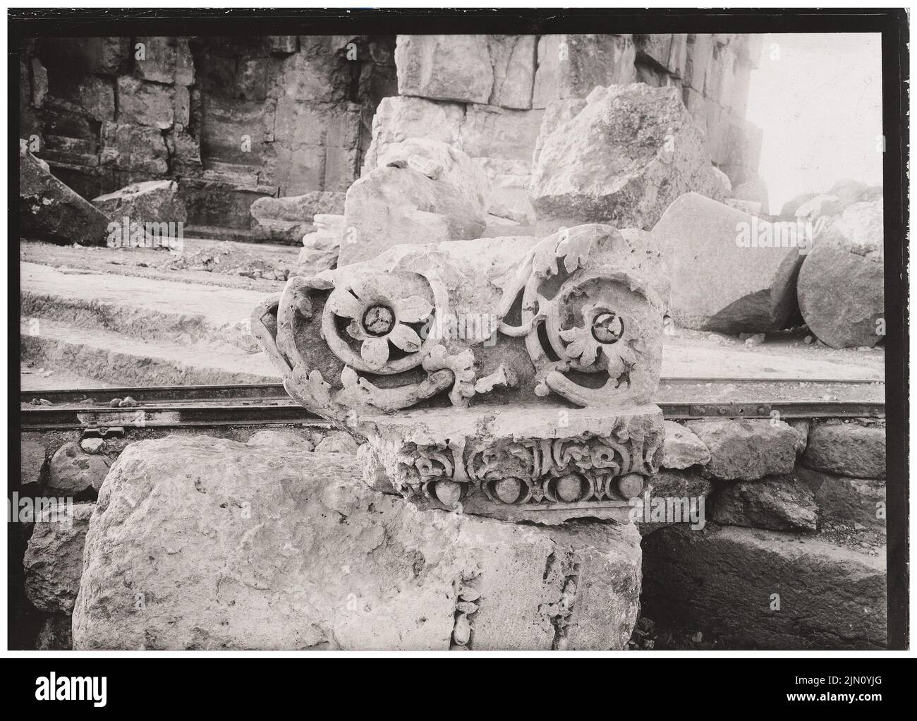 Unbekannter Fotograf, Strahlfragment in Baalbek (ohne dat.): Ansicht. Foto, 13,1 x 18,2 cm (einschließlich Scankanten) unbekannt. Fotograf : Gebälksfragment in Baalbek (ohne DAT.) Stockfoto