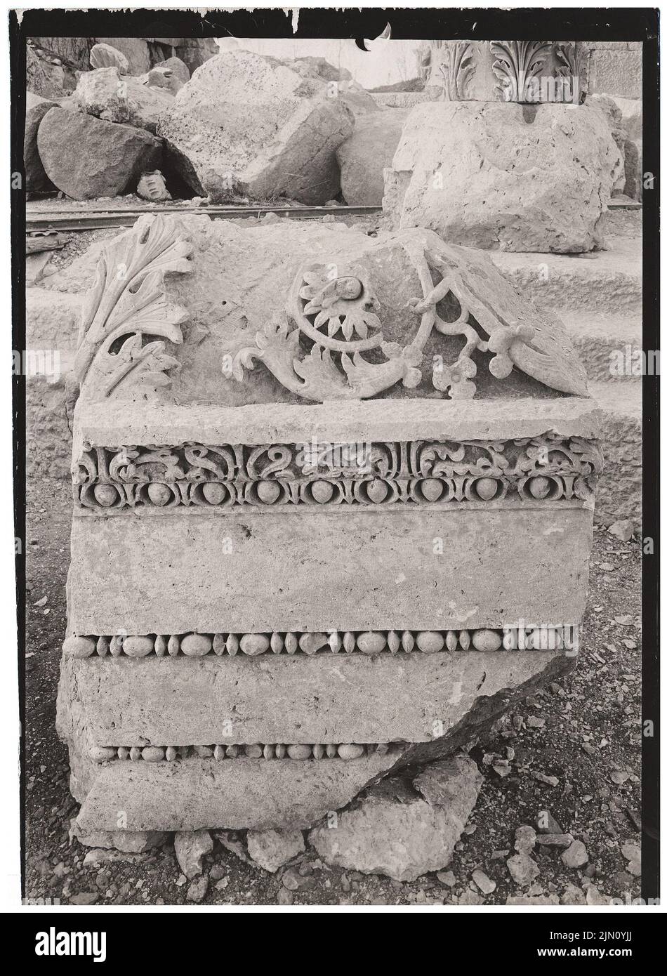 Unbekannter Fotograf, Strahlfragment in Baalbek (ohne dat.): Ansicht. Foto, 18,1 x 13,3 cm (einschließlich Scankanten) unbekannt. Fotograf : Gebälksfragment in Baalbek (ohne DAT.) Stockfoto