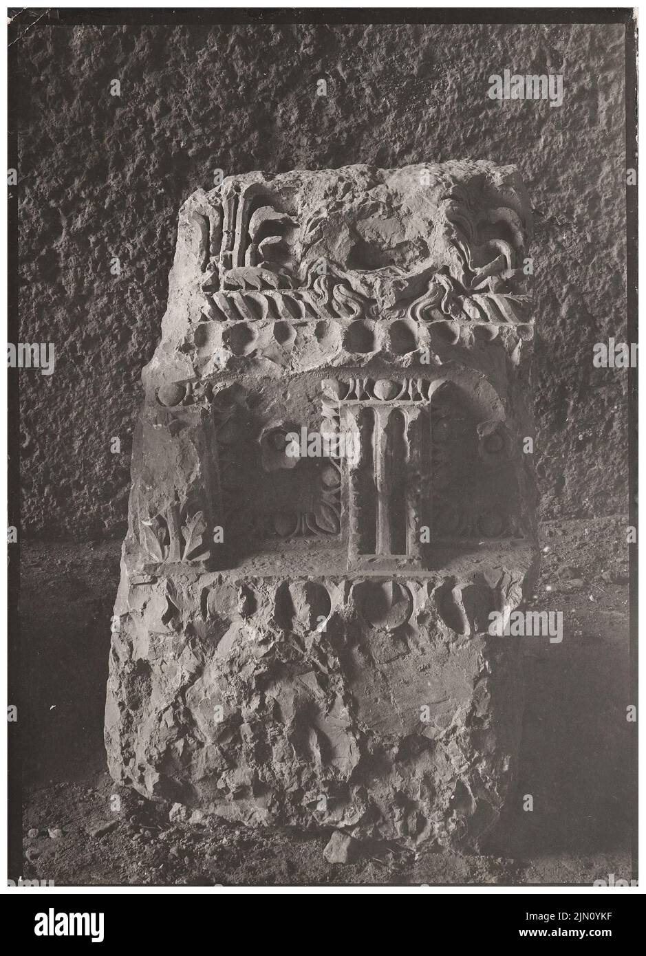 Unbekannter Fotograf, Strahlfragment in Baalbek (ohne dat.): Ansicht. Foto, 18 x 13 cm (einschließlich Scankanten) unbekannt. Fotograf : Gebälksfragment in Baalbek (ohne DAT.) Stockfoto