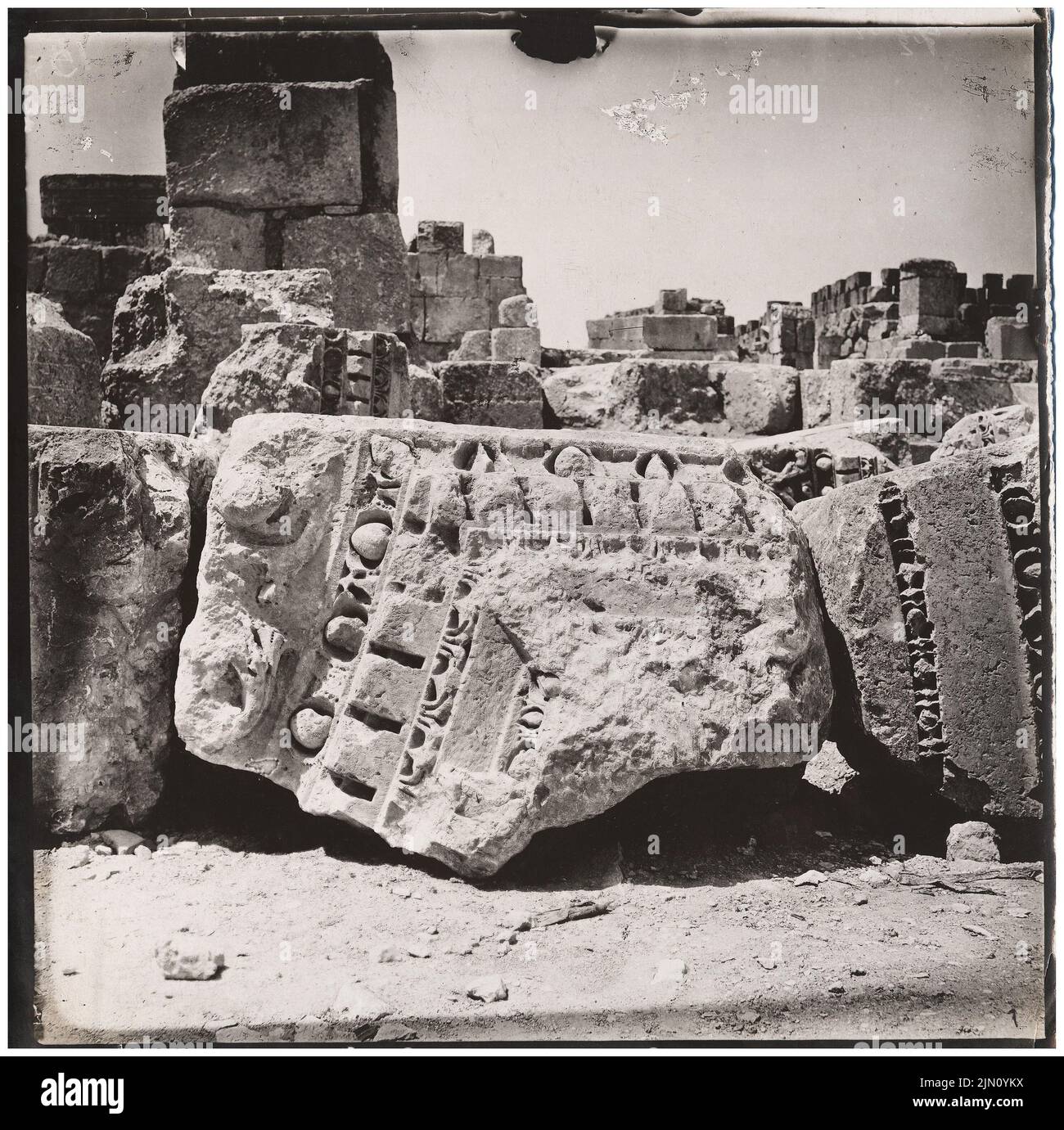Unbekannter Fotograf, Strahlfragment in Baalbek (ohne dat.): Ansicht. Foto, 20 x 20,1 cm (einschließlich Scankanten) unbekannt. Fotograf : Gebälksfragment in Baalbek (ohne DAT.) Stockfoto