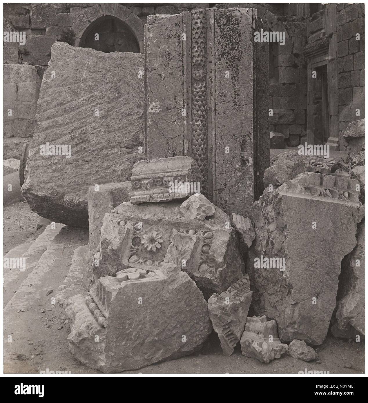 Unbekannter Fotograf, Strahlfragmente in Baalbek (ohne dat.): Ansicht. Foto, 17,6 x 17,2 cm (einschließlich Scankanten) unbekannt. Fotograf : Gebälkfragmente in Baalbek (ohne DAT.) Stockfoto