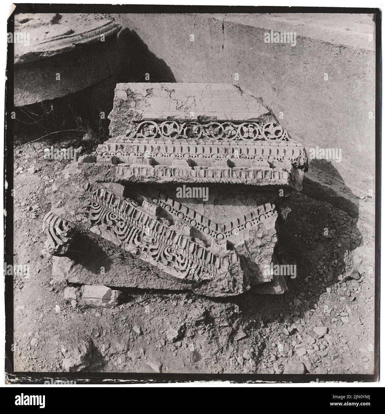 Unbekannter Fotograf, Giebelfragment in Baalbek (ohne Datum): Frontalansicht. Foto, 20,5 x 20,4 cm (einschließlich Scankanten) unbekannt. Fotograf : Giebelfragment in Baalbek (ohne DAT.) Stockfoto