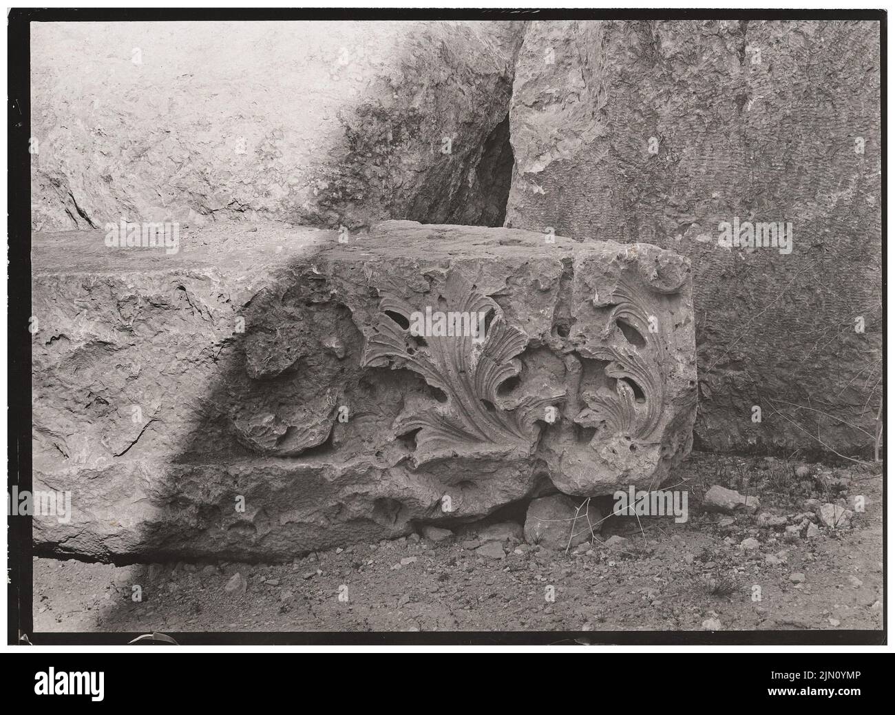 Unbekannter Fotograf, Strahlfragment in Baalbek (ohne dat.): Ansicht. Foto, 13,1 x 18 cm (einschließlich Scankanten) unbekannt. Fotograf : Gebälksfragment in Baalbek (ohne DAT.) Stockfoto