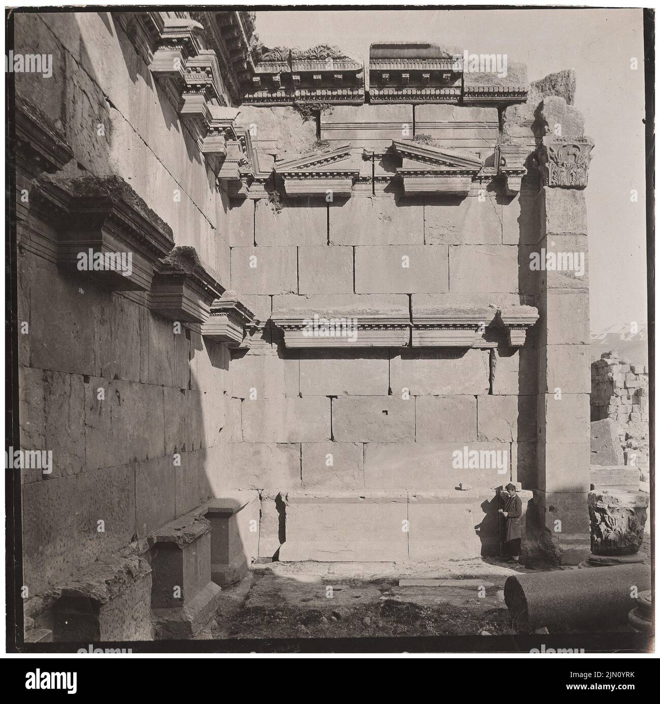 Unbekannter Fotograf, Winkelexedra in Baalbek (ohne Dat.): Blick auf die Nordseite. Foto, 20 x 20,1 cm (einschließlich Scankanten) unbekannt. Fotograf : Eckige Exedra in Baalbek (ohne DAT.) Stockfoto
