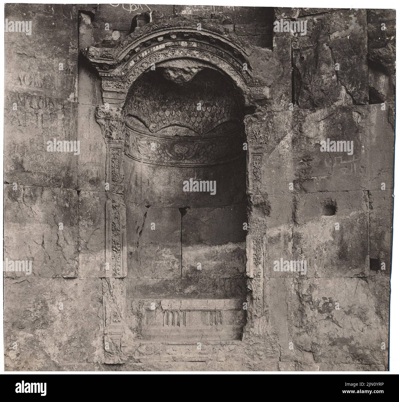 Unbekannter Fotograf, Figurennische in Baalbek (ohne dat.): Ansicht (Südstoa, östliche Rundexedra). Foto, 18 x 19,2 cm (einschließlich Scankanten) unbekannt. Fotograf : Figurennische in Baalbek (ohne DAT.) Stockfoto
