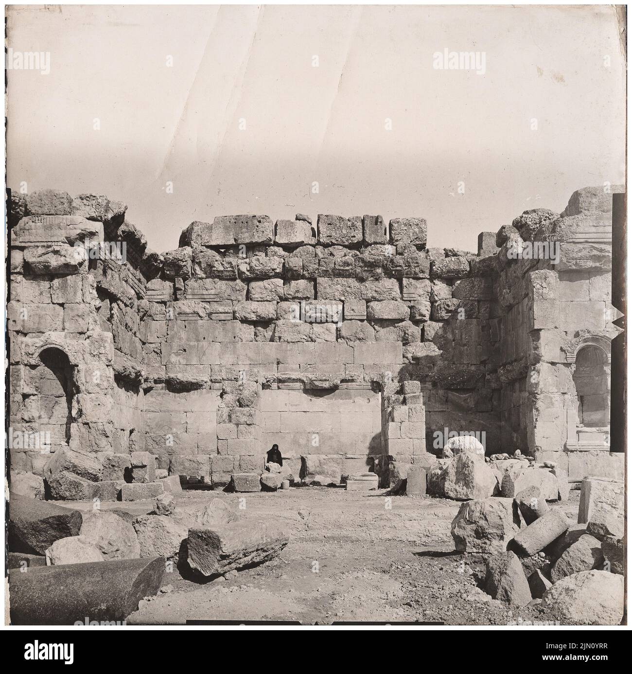 Unbekannter Fotograf, Langexedra in Baalbek (ohne dat.): Ansicht. Foto, 20 x 20,1 cm (einschließlich Scankanten) unbekannt. Fotograf : Langexedra in Baalbek (ohne DAT.) Stockfoto