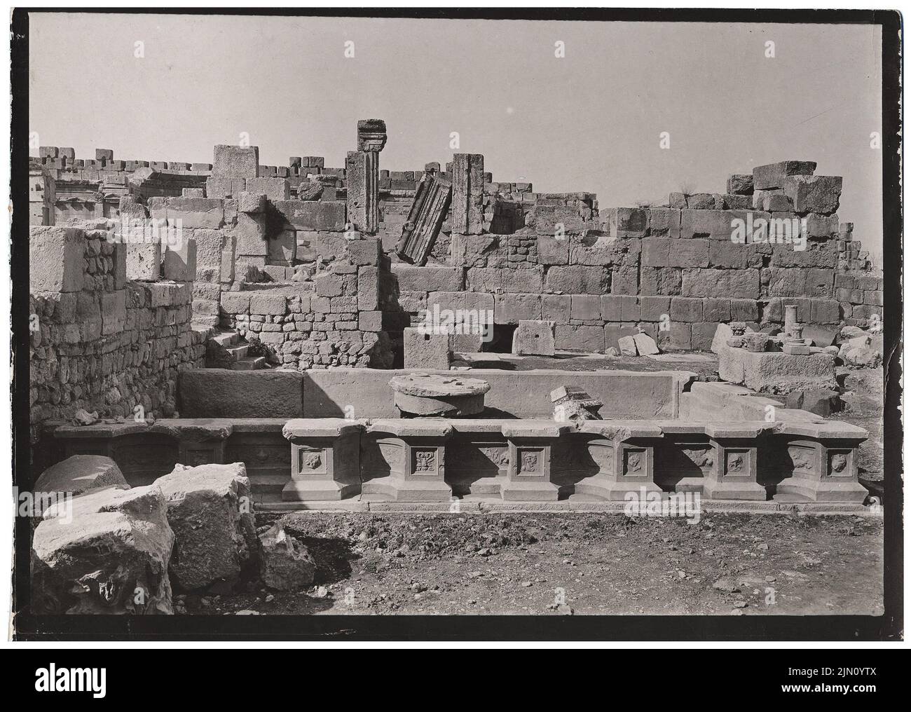 Unbekannter Fotograf, Südbass in Baalbek (ohne Datum): südseite. Foto, 13,1 x 18,4 cm (einschließlich Scankanten) unbekannt. Fotograf : Südbass in Baalbek (ohne DAT.) Stockfoto
