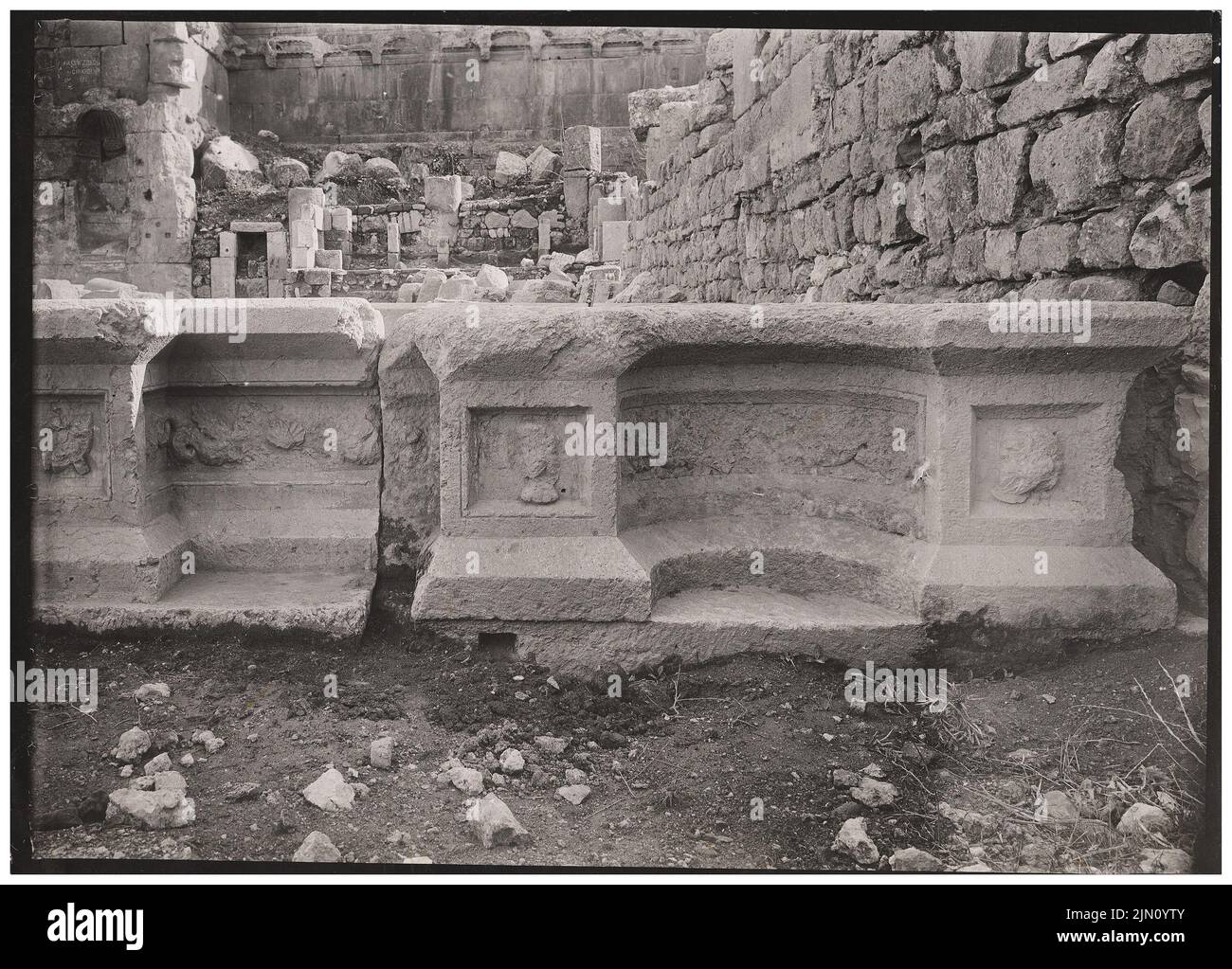 Unbekannter Fotograf, Südbass in Baalbek (ohne Dat.): Detail. Foto, 13 x 18,1 cm (einschließlich Scankanten) unbekannt. Fotograf : Südbass in Baalbek (ohne DAT.) Stockfoto