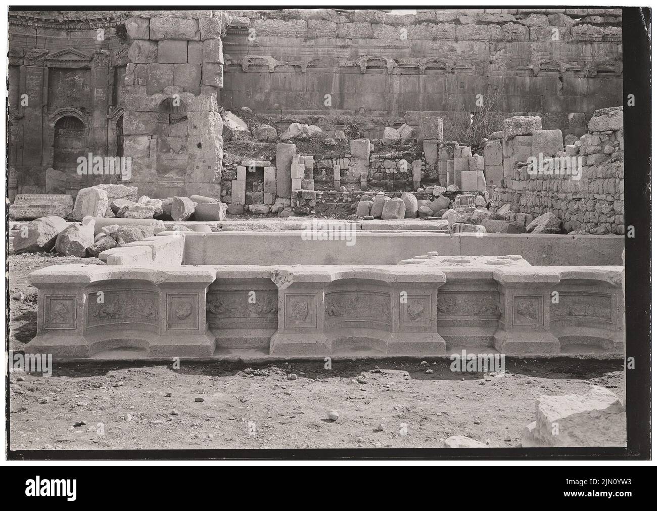 Unbekannter Fotograf, Südbass in Baalbek (ohne Datum): nordseite. Foto, 13,1 x 18,4 cm (einschließlich Scankanten) unbekannt. Fotograf : Südbass in Baalbek (ohne DAT.) Stockfoto