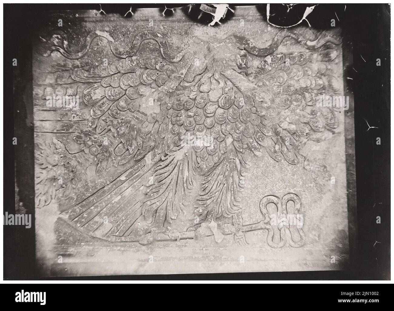 Unbekannter Fotograf, Unterseite des Türsturzes am Tor des Adytons in Baalbek (ohne dat.): adler mit Caduceus in seinen Krallen. Foto, 13,1 x 18,2 cm (einschließlich Scankanten) unbekannt. Fotograf : Unterseite des Türsturzes am Tor des Adytons in Baalbek (ohne DAT.) Stockfoto