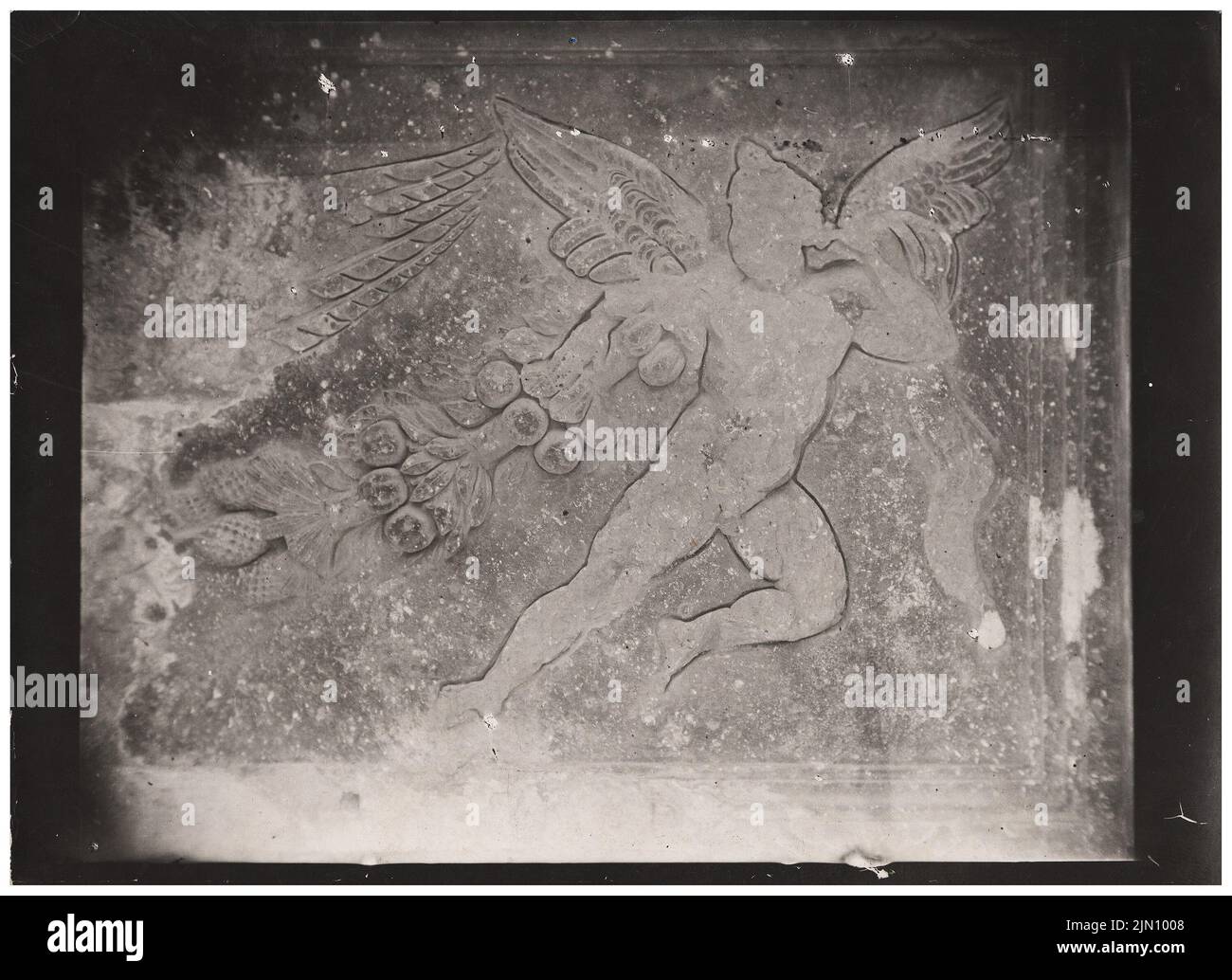Unbekannter Fotograf, Unterseite des Türsturzes am Tor des Adyton in Baalbek (ohne dat.): Geflügeltes Genie hält eine Girlande. Foto, 13,1 x 18 cm (einschließlich Scankanten) unbekannt. Fotograf : Unterseite des Türsturzes am Tor des Adytons in Baalbek (ohne DAT.) Stockfoto