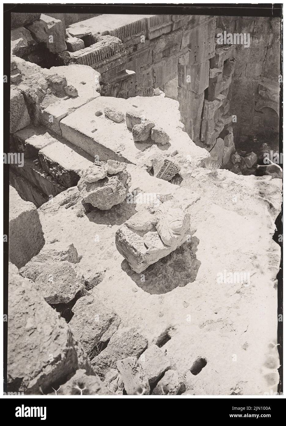 Unbekannter Fotograf, Tympanon-Fragmente (?) In Baalbek (ohne Dat.): Aussicht. Foto, 18,1 x 13 cm (einschließlich Scankanten) unbekannt. Fotograf : Tympanonfragmente (?) In Baalbek (ohne DAT.) Stockfoto