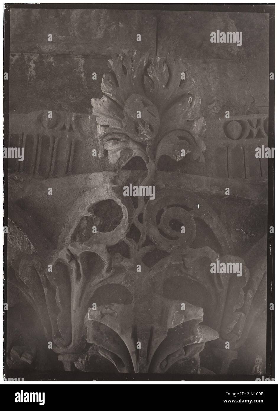 Unbek. Fotograf, Ache-Fragment (Capital) in Baalbork (ohne That.): Detail mit abakusblas. Foto, 18,1 x 13,1 cm (inkl. Scanrass). TU-Architecturer musicum Invokation. Nr. F 7859. Unbekannt. Fotograf : Säulenfragment (Kapitell) in Baalbek (ohne DAT.) Stockfoto