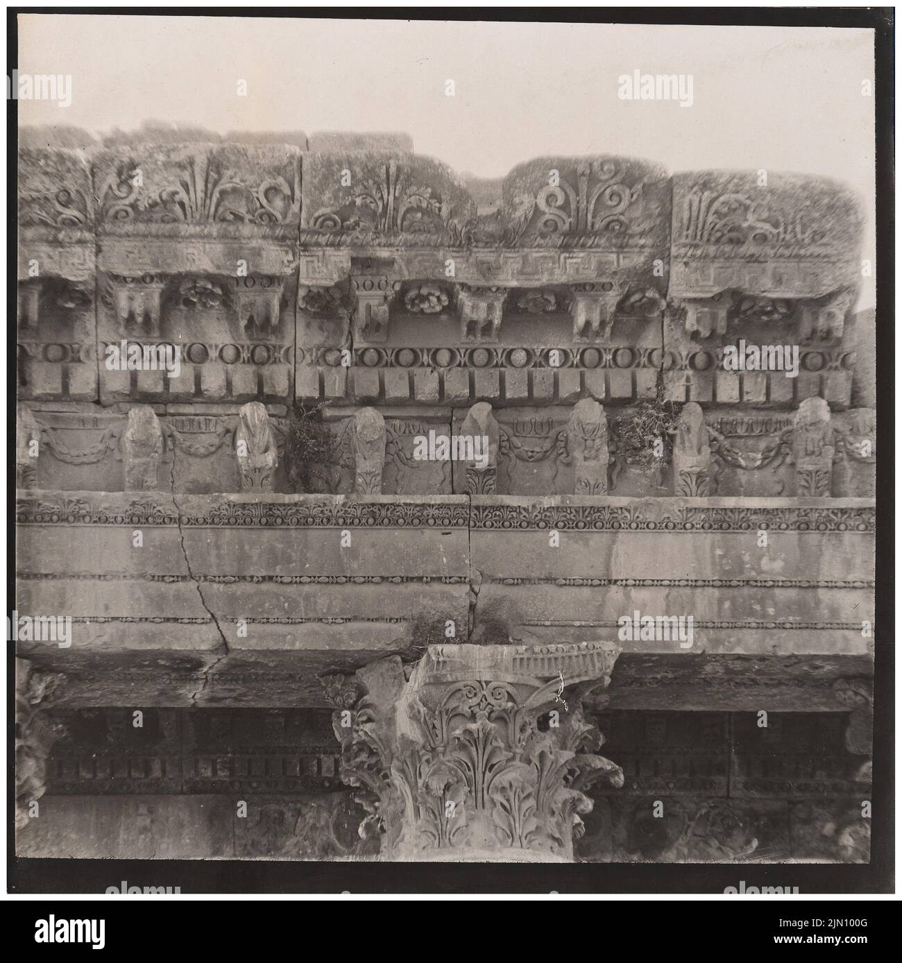 Unbekannter Fotograf, bacchus-Tempel in Baalbek (ohne dat.): Detail des Balkens. Foto, 19,9 x 20 cm (einschließlich Scankanten) unbekannt. Fotograf : Bacchustempel in Baalbek (ohne DAT.) Stockfoto