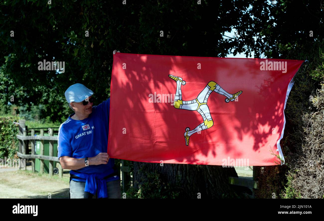 Die Isle of man-Flagge wird zur Unterstützung des Radrennen der Commonwealth Games 2022 in Warwickshire, Großbritannien, angezeigt Stockfoto