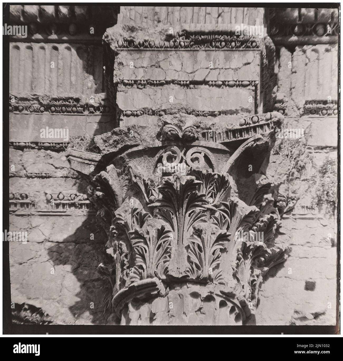 Unbekannter Fotograf, Kapitel in Baalbek (ohne Datum): Ansicht. Foto, 19,6 x 20 cm (einschließlich Scankanten) unbekannt. Fotograf : Kapitell in Baalbek (ohne DAT.) Stockfoto