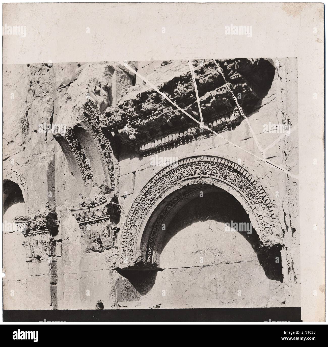 Unbekannter Fotograf, Rundbogennische in Baalbek (ohne Dat.): Blick auf die Dekorationen. Foto, 19,9 x 20,1 cm (einschließlich Scankanten) unbekannt. Fotograf : Rundbogennische in Baalbek (ohne DAT.) Stockfoto
