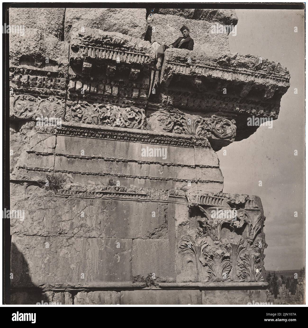 Unbekannter Fotograf, bacchus-Tempel in Baalbek (ohne dat.): Balken. Foto, 19,9 x 20 cm (einschließlich Scankanten) unbekannt. Fotograf : Bacchustempel in Baalbek (ohne DAT.) Stockfoto