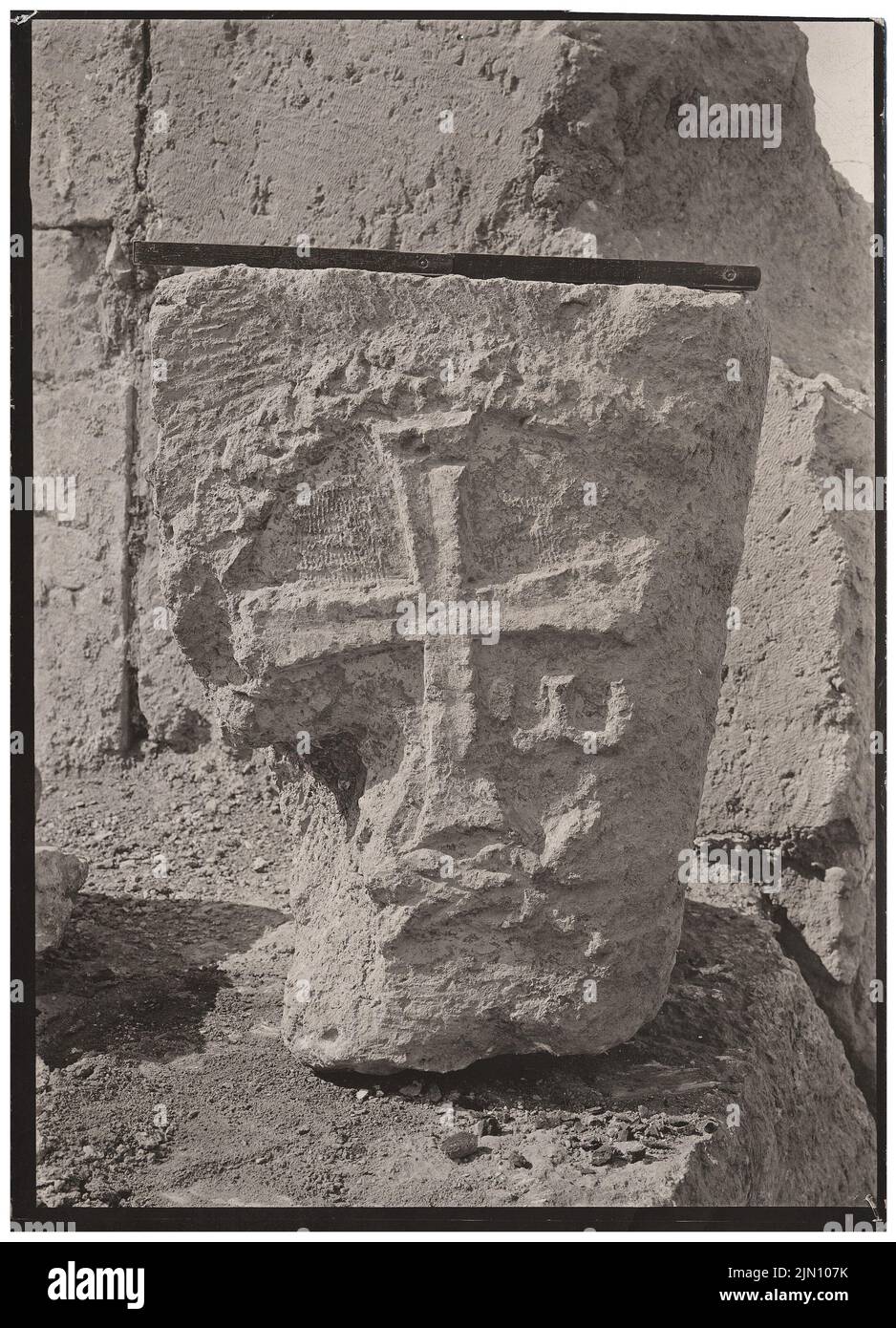 Unbekannter Fotograf, Relieffragment in Baalbek (ohne dat.): Ansicht. Foto, 18,1 x 13 cm (einschließlich Scankanten) unbekannt. Fotograf : Relieffragment in Baalbek (ohne DAT.) Stockfoto