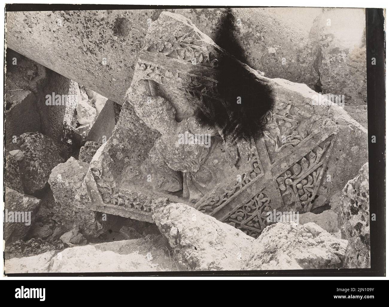Unbekannter Fotograf, bacchus-Tempel in Baalbek (ohne Datum): Deckenfragment. Foto, 13,1 x 18,3 cm (einschließlich Scankanten) unbekannt. Fotograf : Bacchustempel in Baalbek (ohne DAT.) Stockfoto