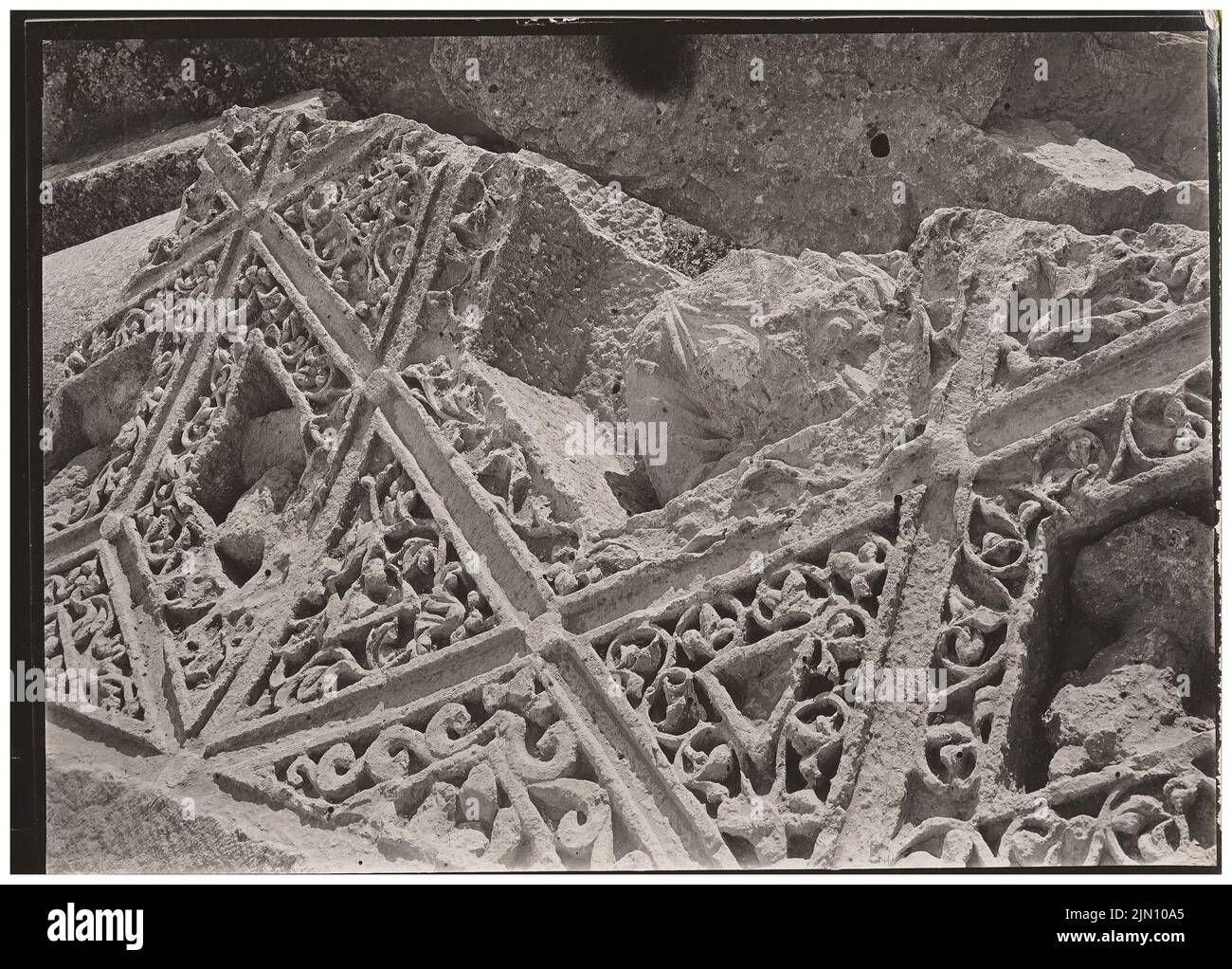 Unbekannter Fotograf, bacchus-Tempel in Baalbek (ohne Datum): Deckenfragment. Foto, 13 x 18,1 cm (einschließlich Scankanten) unbekannt. Fotograf : Bacchustempel in Baalbek (ohne DAT.) Stockfoto