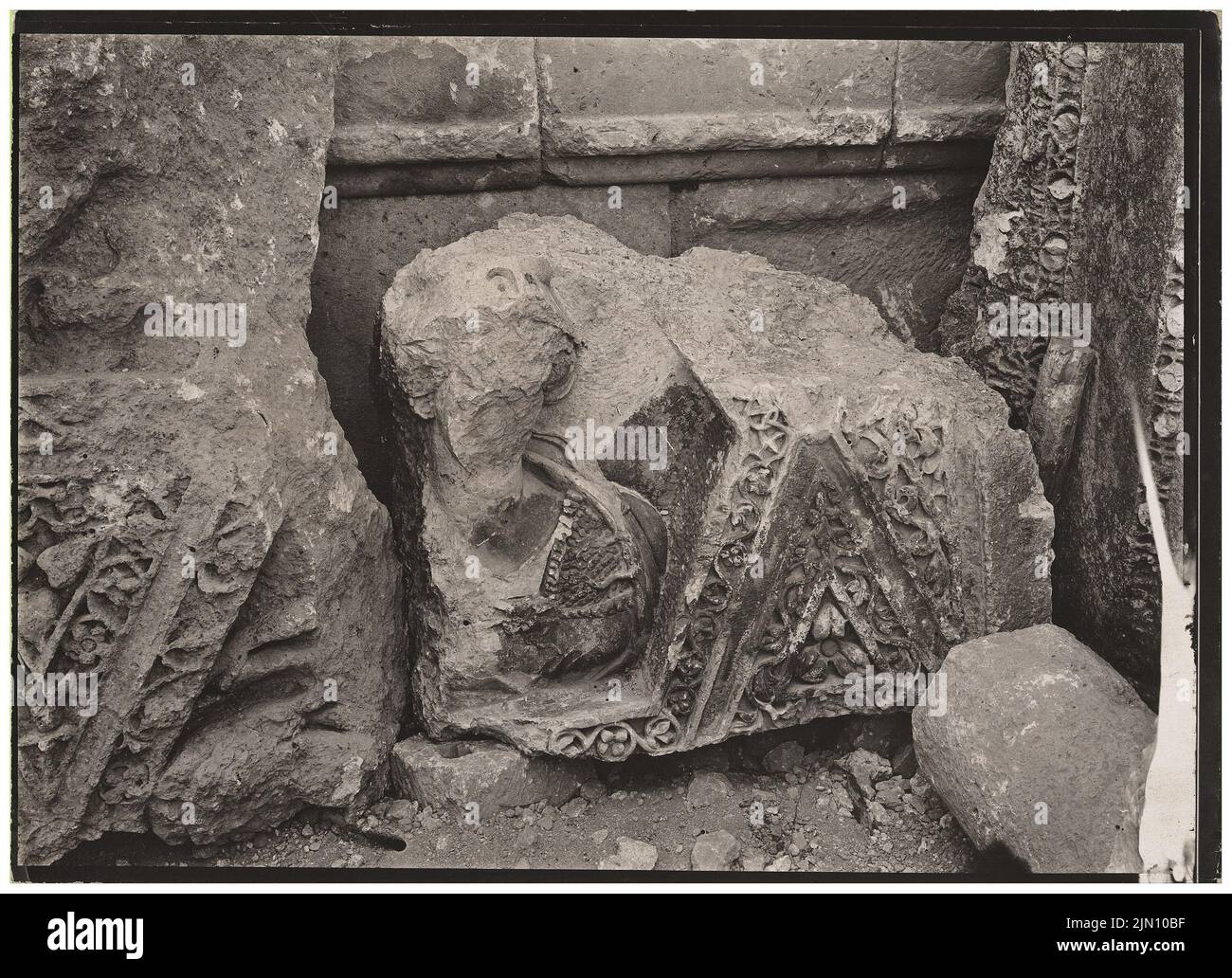 Unbekannter Fotograf, Fragmente der Decke des Peristyls in Baalbek (ohne Dat.): Detail. Foto, 13,2 x 18,2 cm (einschließlich Scankanten) unbekannt. Fotograf : Fragmente der Decke des Peristyls in Baalbek (ohne DAT.) Stockfoto