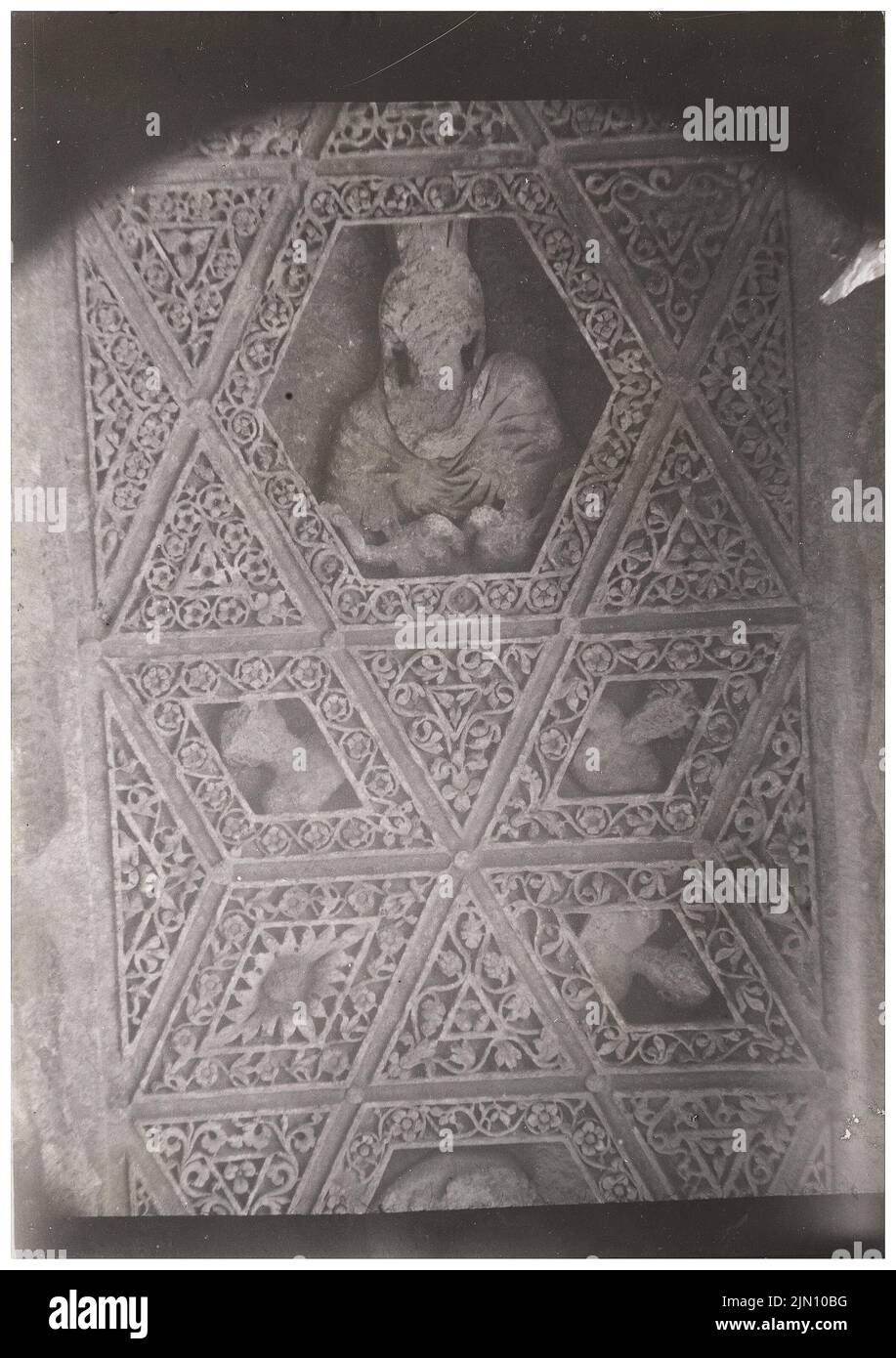 Unbekannter Fotograf, Decke des Peristyls in Baalbek (ohne Dat.): Detail. Foto, 17,2 x 12,1 cm (einschließlich Scankanten) unbekannt. Fotograf : Decke des Peristyls in Baalbek (ohne DAT.) Stockfoto