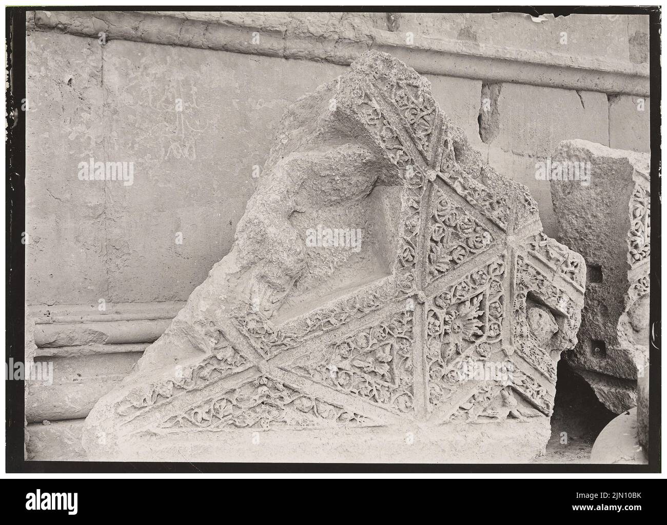 Unbekannter Fotograf, Fragmente der Decke des Peristyls in Baalbek (ohne Dat.): Detail. Foto, 13,1 x 18,2 cm (einschließlich Scankanten) unbekannt. Fotograf : Fragmente der Decke des Peristyls in Baalbek (ohne DAT.) Stockfoto