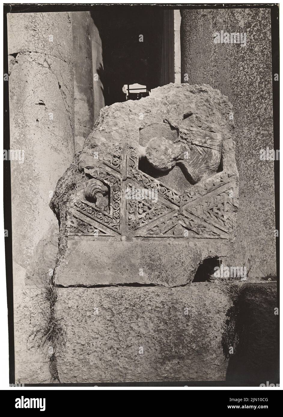 Unbekannter Fotograf, Fragmente der Decke des Peristyls in Baalbek (ohne Dat.): Detail. Foto, 18,1 x 13,1 cm (einschließlich Scankanten) unbekannt. Fotograf : Fragmente der Decke des Peristyls in Baalbek (ohne DAT.) Stockfoto