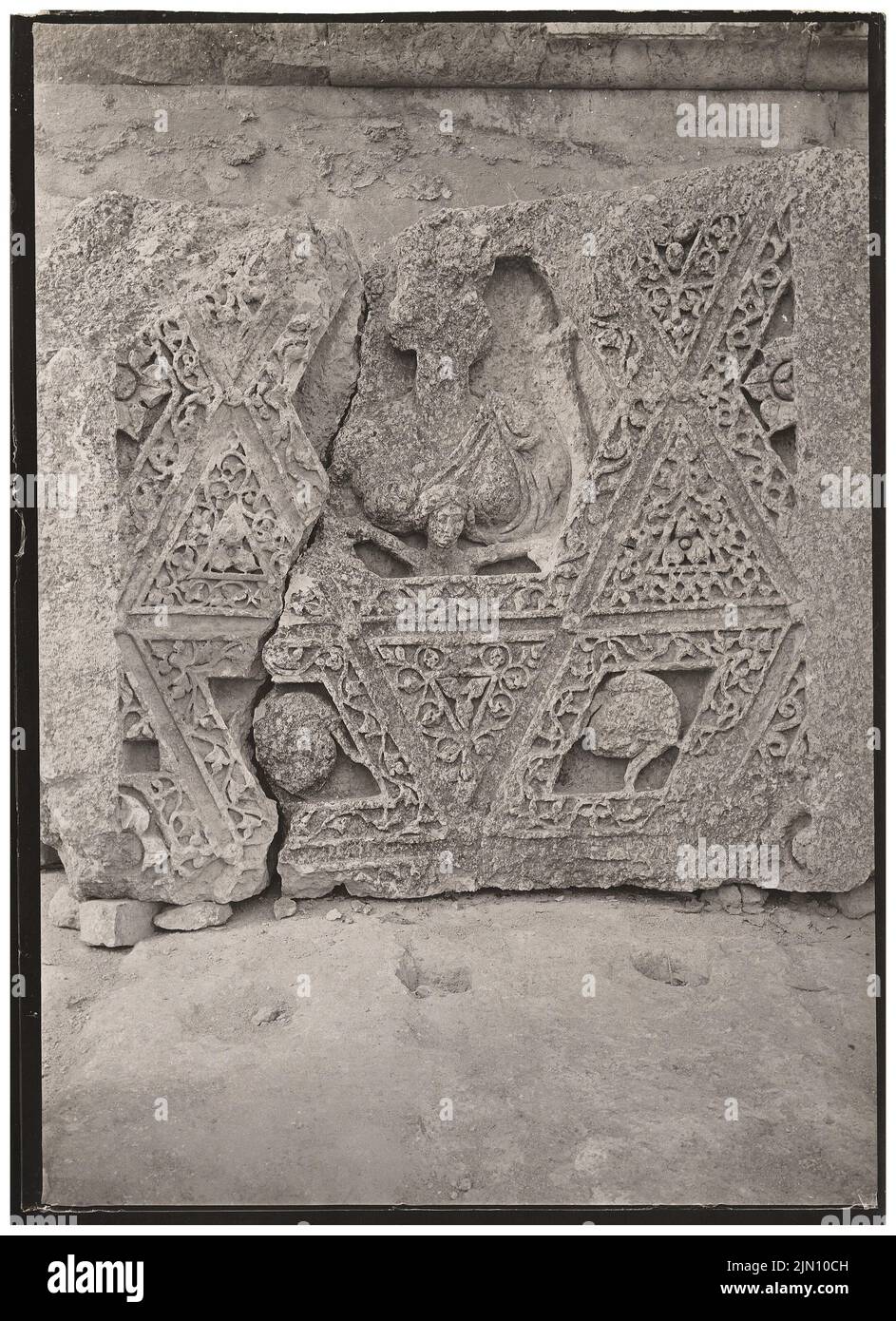 Unbekannter Fotograf, Fragmente der Decke des Peristyls in Baalbek (ohne Dat.): Detail. Foto, 18,1 x 13,1 cm (einschließlich Scankanten) unbekannt. Fotograf : Fragmente der Decke des Peristyls in Baalbek (ohne DAT.) Stockfoto