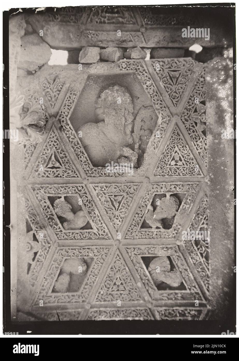 Unbekannter Fotograf, Decke des Peristyls in Baalbek (ohne Dat.): Detail. Foto, 18,4 x 13,1 cm (einschließlich Scankanten) unbekannt. Fotograf : Decke des Peristyls in Baalbek (ohne DAT.) Stockfoto