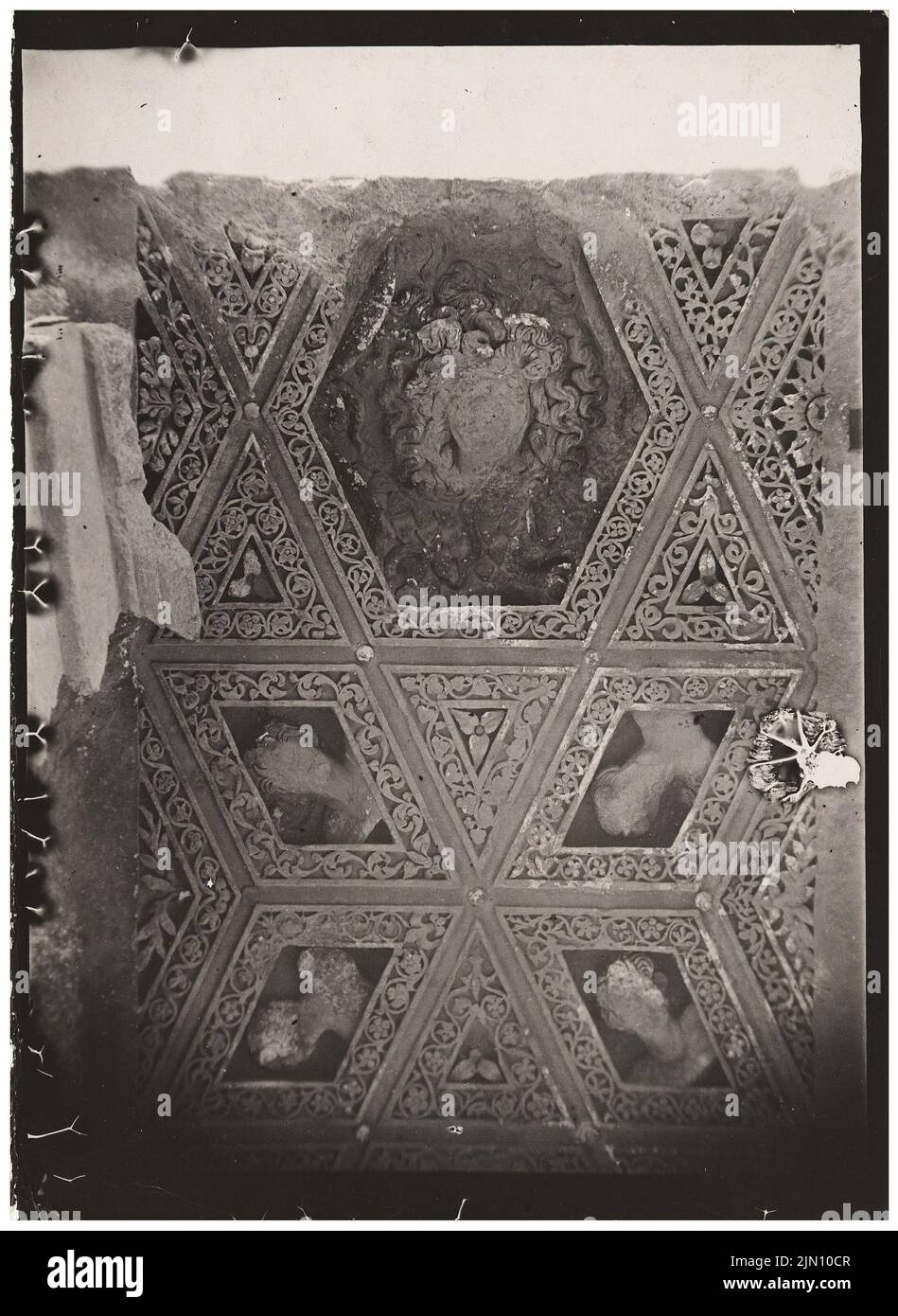 Unbekannter Fotograf, Decke des Peristyls in Baalbek (ohne Dat.): Detail. Foto, 18 x 13,1 cm (einschließlich Scankanten) unbekannt. Fotograf : Decke des Peristyls in Baalbek (ohne DAT.) Stockfoto