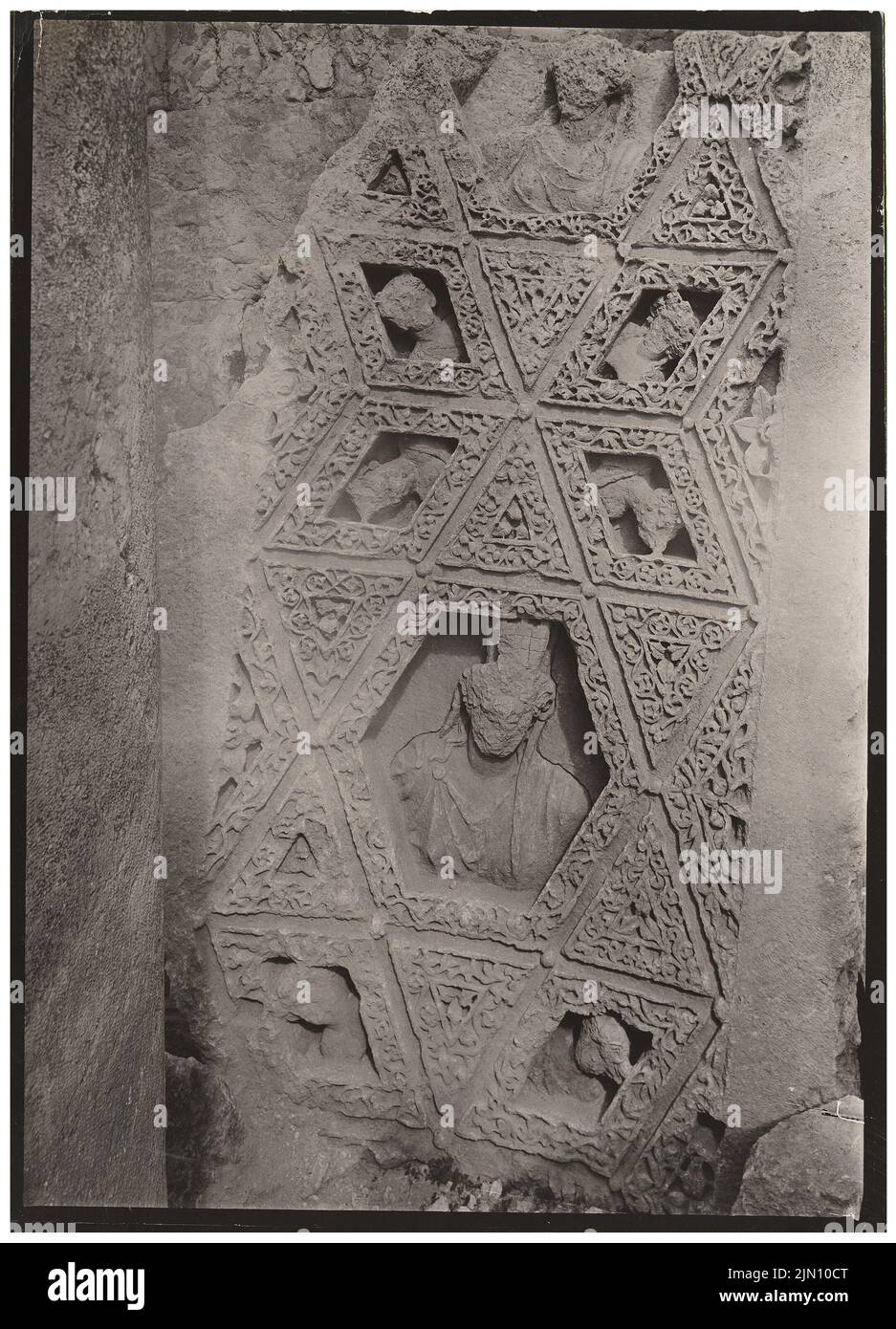 Unbekannter Fotograf, Fragmente der Decke des Peristyls in Baalbek (ohne Dat.): Detail. Foto, 18,1 x 13,1 cm (einschließlich Scankanten) unbekannt. Fotograf : Fragmente der Decke des Peristyls in Baalbek (ohne DAT.) Stockfoto