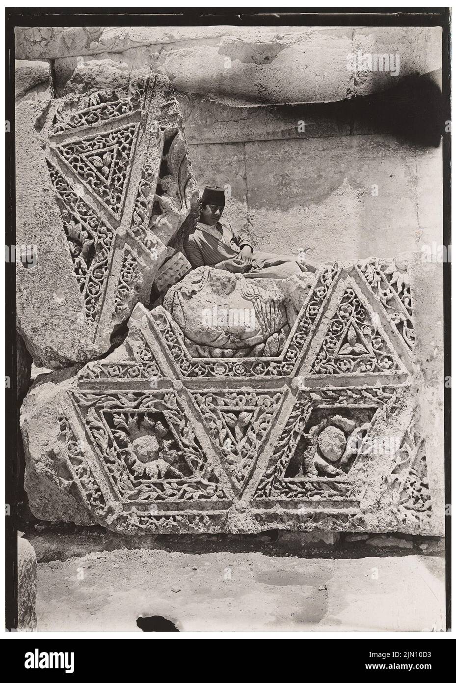 Unbekannter Fotograf, Fragmente der Decke des Peristyl in Baalbek (ohne dat.): Detail mit lokal. Foto, 18,3 x 13,1 cm (einschließlich Scankanten) unbekannt. Fotograf : Fragmente der Decke des Peristyls in Baalbek (ohne DAT.) Stockfoto