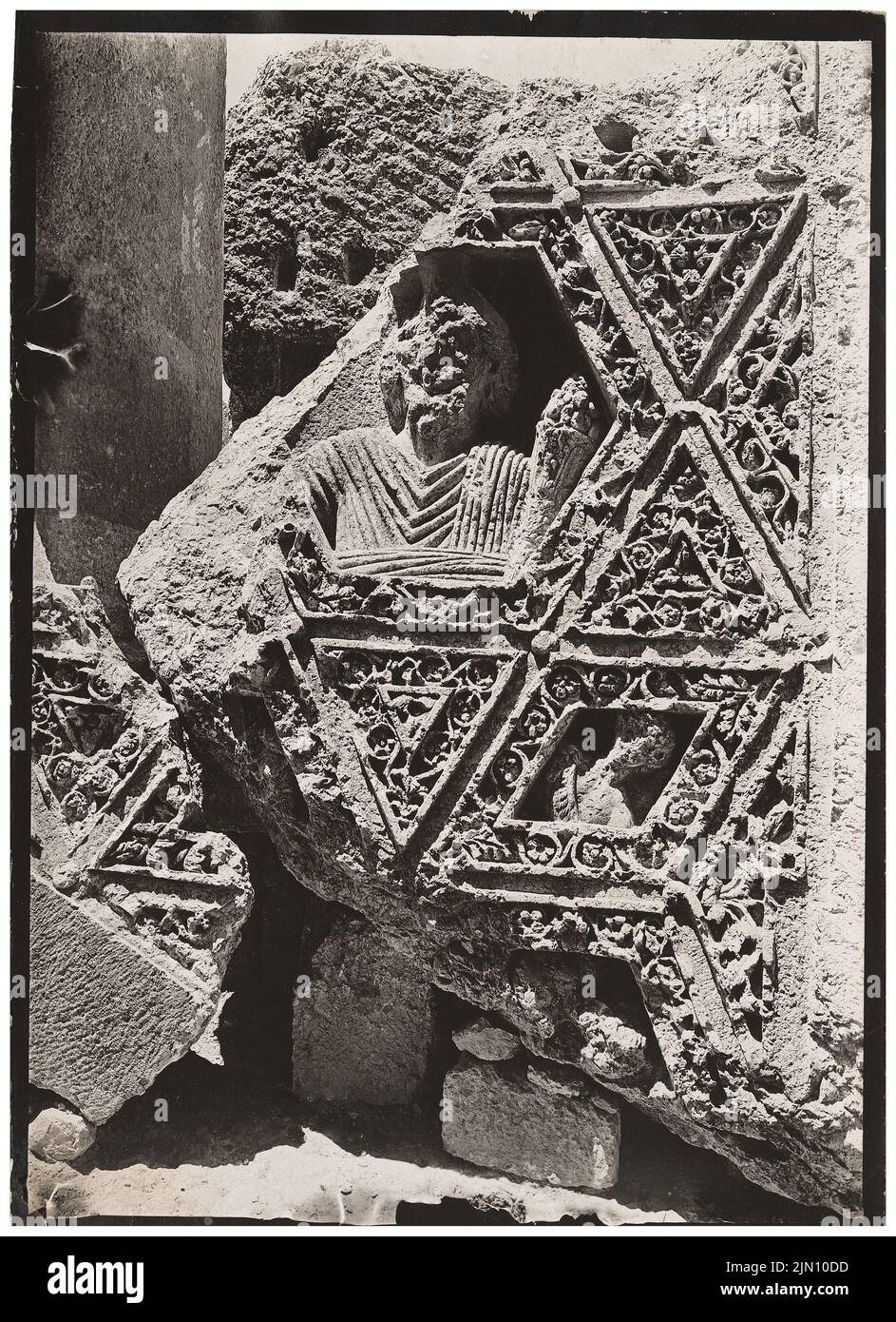 Unbekannter Fotograf, Fragmente der Decke des Peristyls in Baalbek (ohne Dat.): Detail. Foto, 18,1 x 13,1 cm (einschließlich Scankanten) unbekannt. Fotograf : Fragmente der Decke des Peristyls in Baalbek (ohne DAT.) Stockfoto