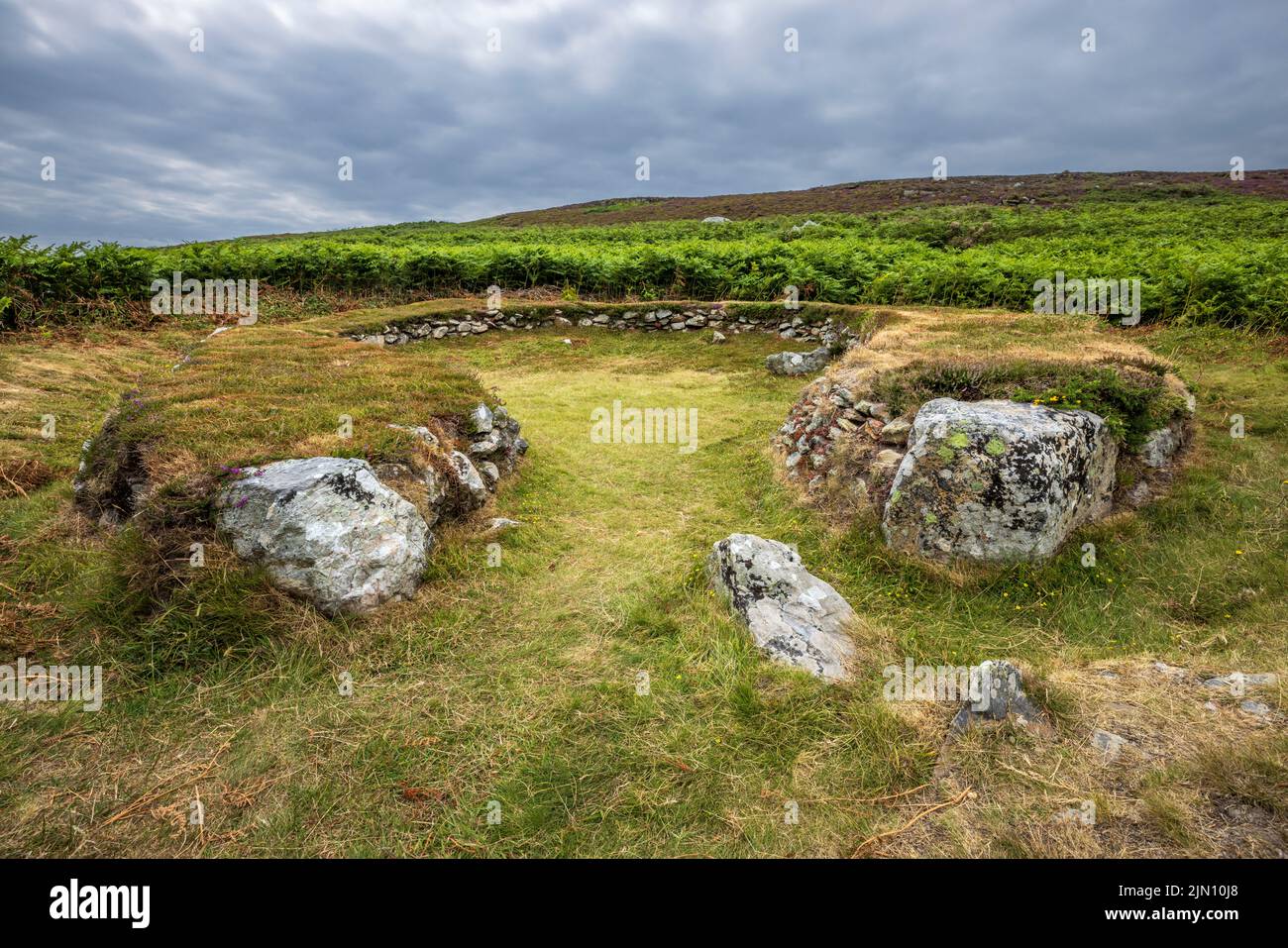 Die Überreste eines Hüttenkreises aus der Eisenzeit in der Nähe des Holyhead Mountain auf Holy Island, Anglesey, Nordwales Stockfoto