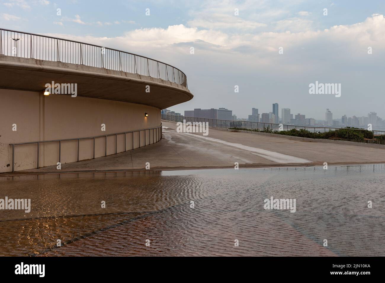 Durbans Strandpromenade während der kalten Augustfront. Stockfoto