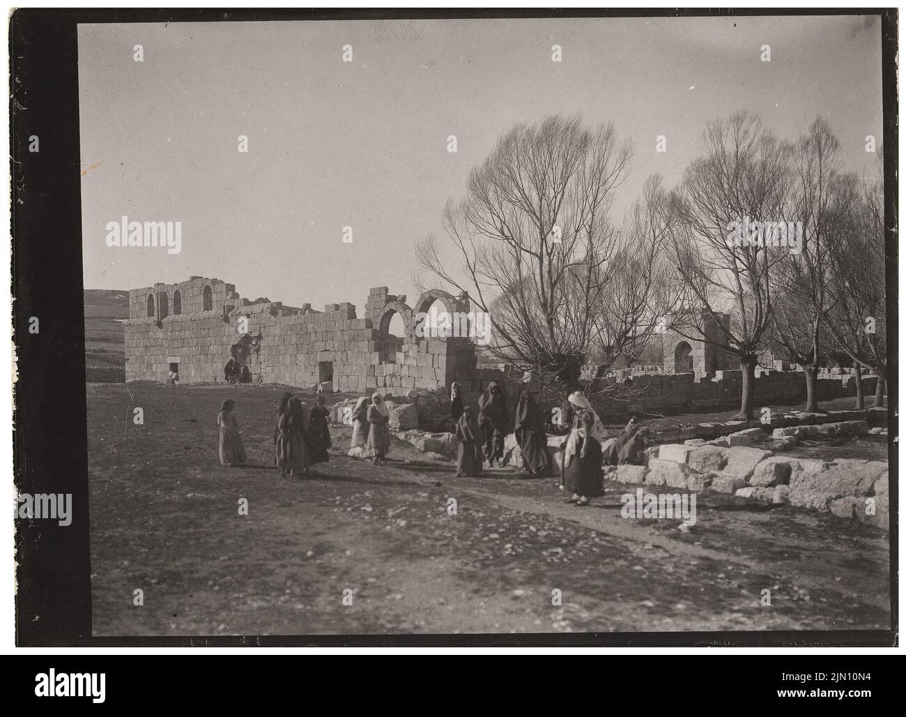 Unbekannter Fotograf, Ruinen (die arabische Festung?) In Baalbek (ohne Dat.): Aussicht. Foto, 13,1 x 18,2 cm (einschließlich Scankanten) unbekannt. Fotograf : Ruinen (der arabischen Festung?) In Baalbek (ohne DAT.) Stockfoto