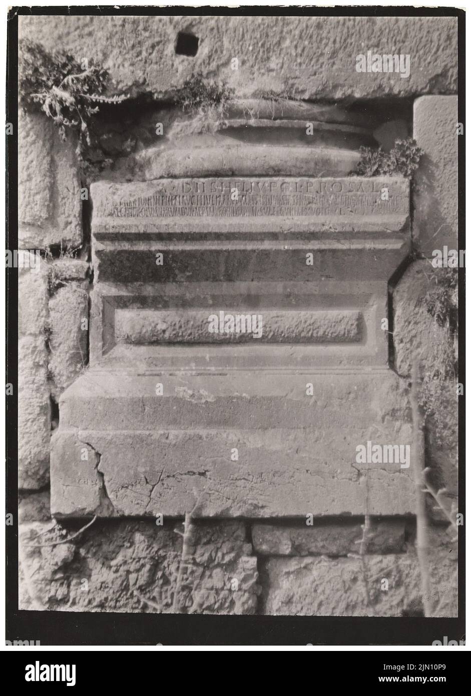 Unbekannter Fotograf, Steinfragment mit Inschrift in Baalbek (ohne Dat.): Ansicht. Foto, 18,1 x 13,1 cm (einschließlich Scankanten) unbekannt. Fotograf : Steinfrag mit Inschrift in Baalbek (ohne DAT.) Stockfoto