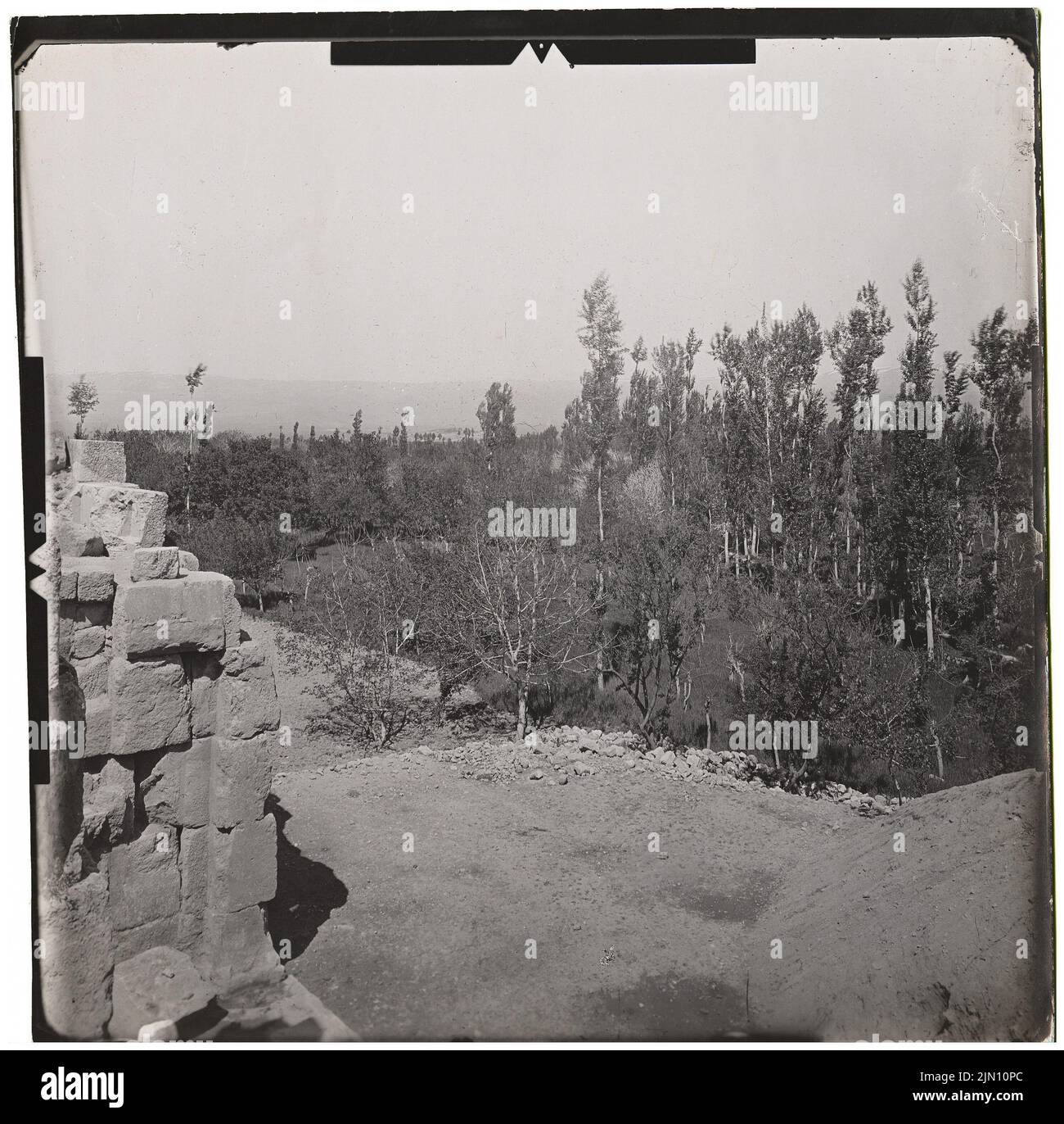 Unbekannter Fotograf, Ruinen (die arabische Festung?) In Baalbek (ohne Dat.): Aussicht. Foto, 20,3 x 20,6 cm (einschließlich Scankanten) unbekannt. Fotograf : Ruinen (der arabischen Festung?) In Baalbek (ohne DAT.) Stockfoto