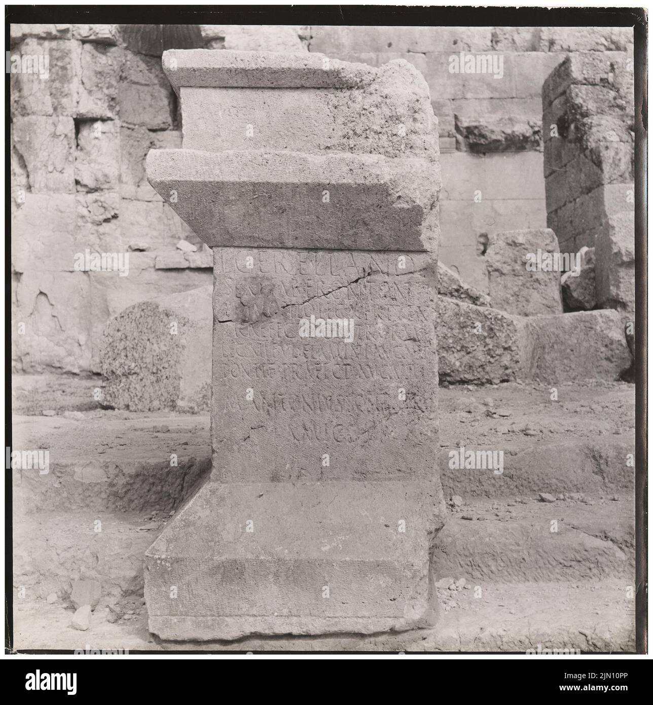 Unbekannter Fotograf, Steinfragment mit Inschrift in Baalbek (ohne Dat.): Ansicht. Foto, 20,2 x 20 cm (einschließlich Scankanten) unbekannt. Fotograf : Steinfrag mit Inschrift in Baalbek (ohne DAT.) Stockfoto