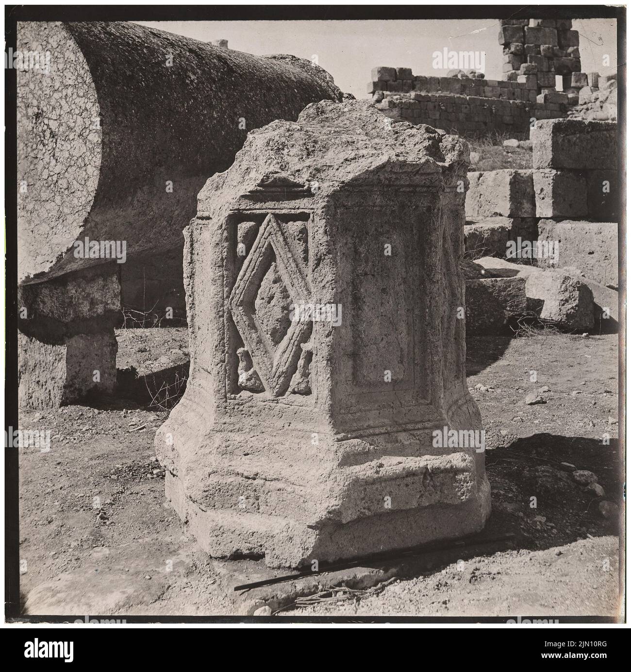 Unbekannter Fotograf, Basis in Baalbek (ohne Datum): Fragment. Foto, 20,1 x 20,2 cm (einschließlich Scankanten) unbekannt. Fotograf : Sockel in Baalbek (ohne DAT.) Stockfoto