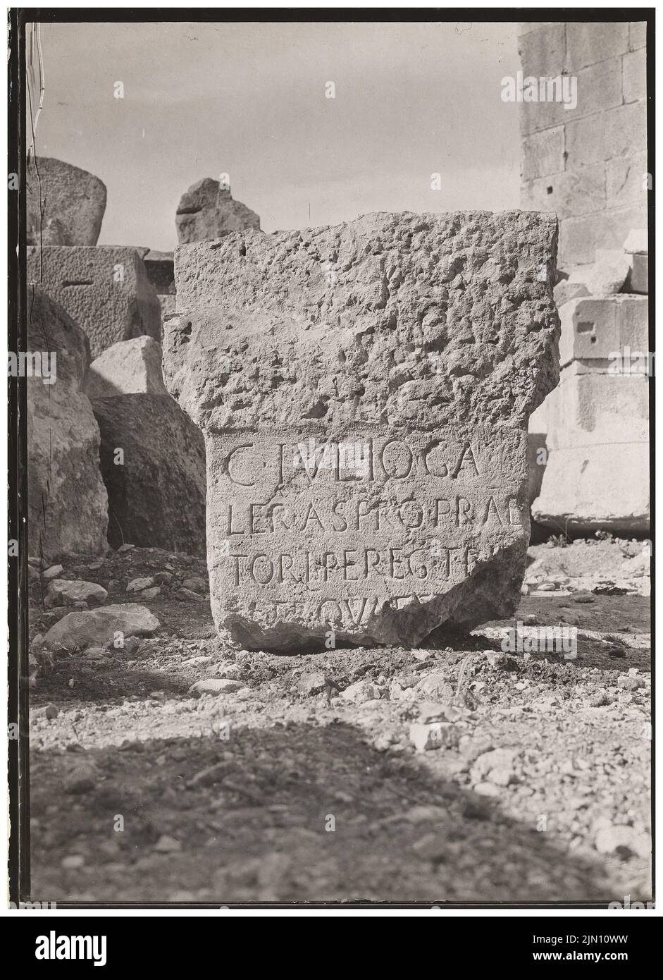 Unbekannter Fotograf, Steinfragment mit Inschrift in Baalbek (ohne Dat.): Ansicht. Foto, 18,1 x 13,1 cm (einschließlich Scankanten) unbekannt. Fotograf : Steinfrag mit Inschrift in Baalbek (ohne DAT.) Stockfoto