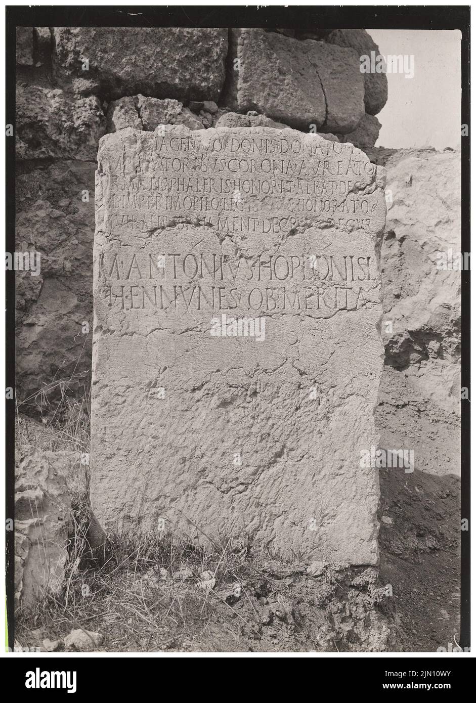 Unbekannter Fotograf, Steinfragment mit Inschrift in Baalbek (ohne Dat.): Ansicht. Foto, 18,1 x 13,1 cm (einschließlich Scankanten) unbekannt. Fotograf : Steinfrag mit Inschrift in Baalbek (ohne DAT.) Stockfoto