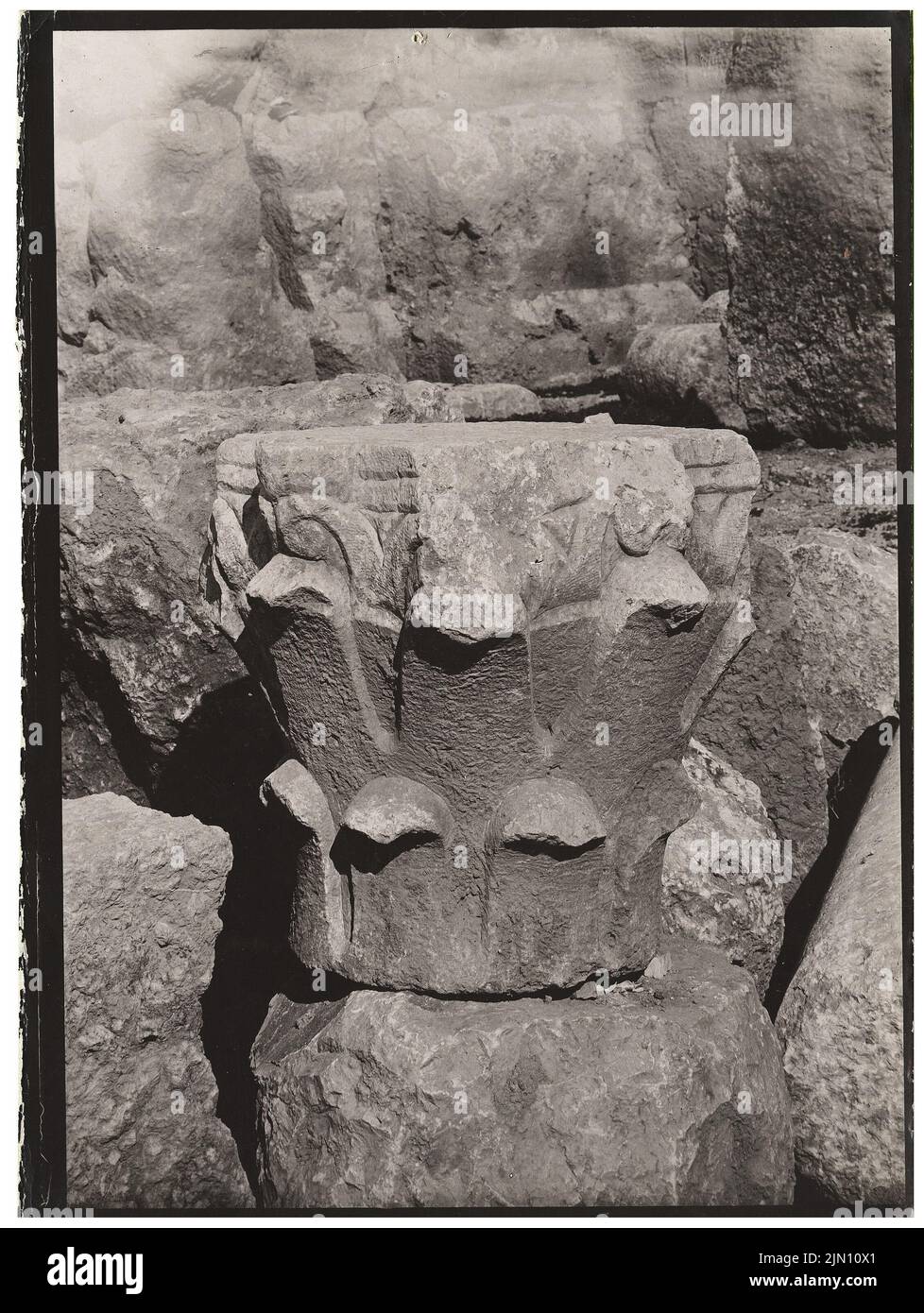 Unbekannter Fotograf, Säulenfragment (Kapitel) in Baalbek (ohne dat.): Ansicht. Foto, 17,9 x 13,5 cm (einschließlich Scankanten) unbekannt. Fotograf : Säulenfragment (Kapitell) in Baalbek (ohne DAT.) Stockfoto