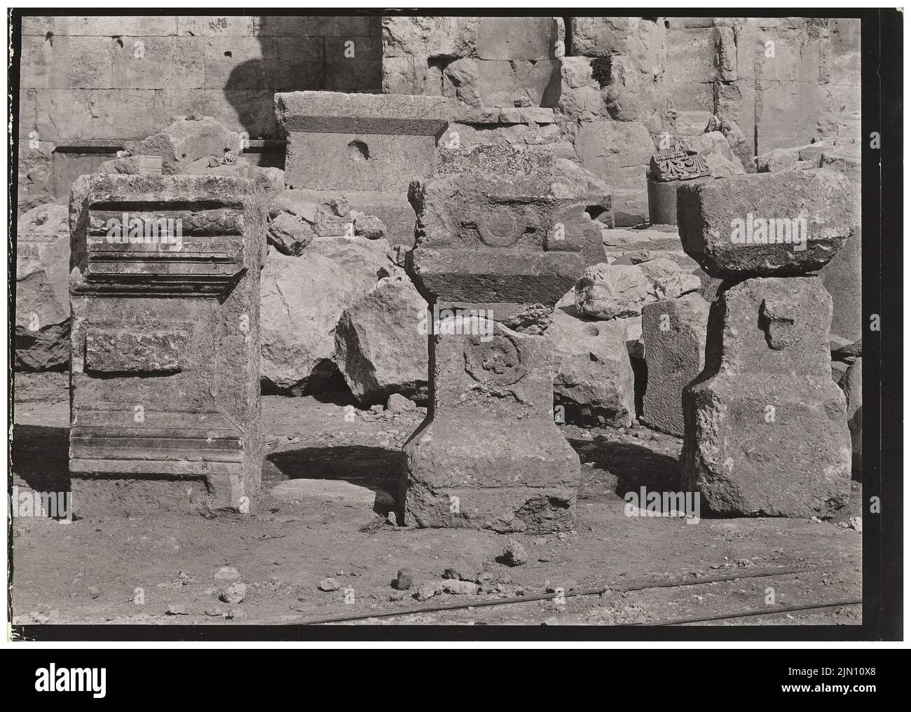 Unbekannter Fotograf, Steinfragment mit Inschrift in Baalbek (ohne Dat.): Ansicht. Foto, 13,1 x 18,4 cm (einschließlich Scankanten) unbekannt. Fotograf : Steinfrag mit Inschrift in Baalbek (ohne DAT.) Stockfoto